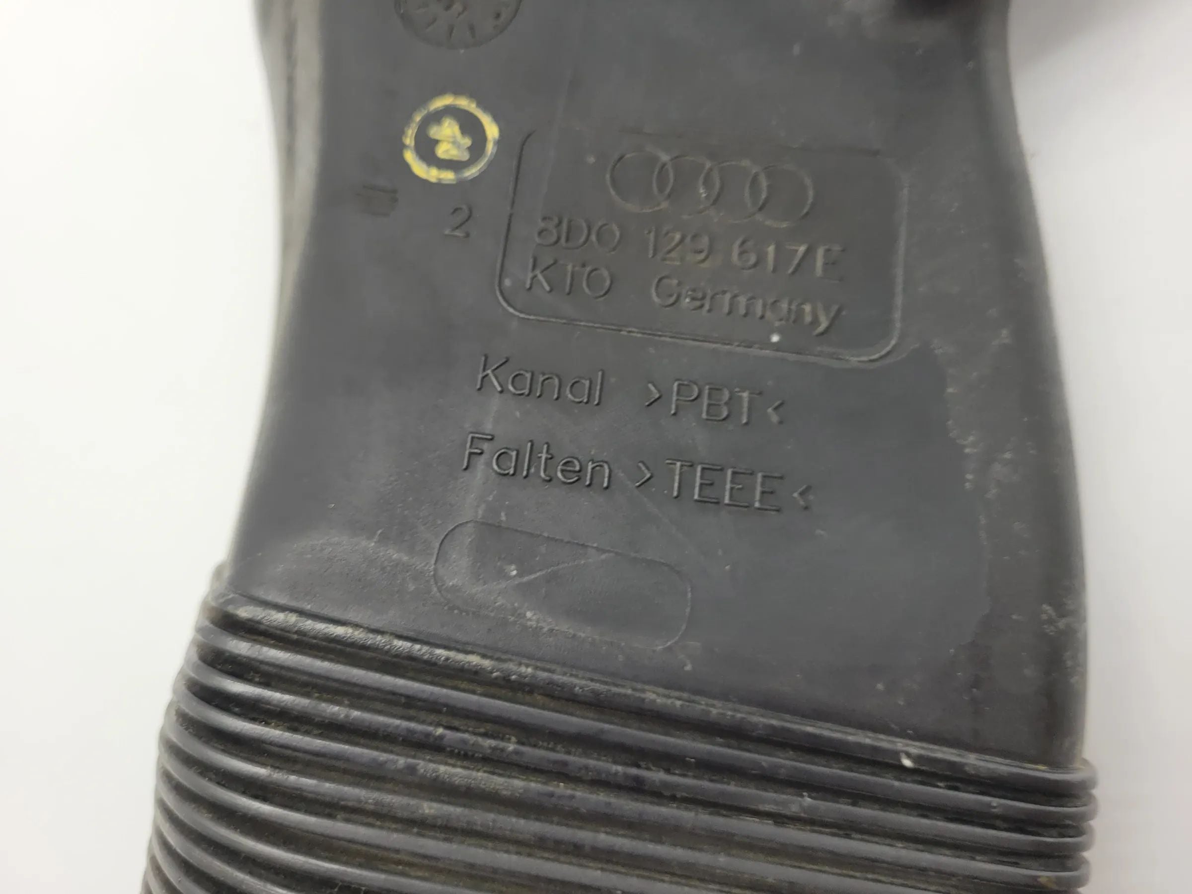 Original Audi A6 (4B2/4B4) Ansaugschlauch für Luftfilter 8D0129617E
