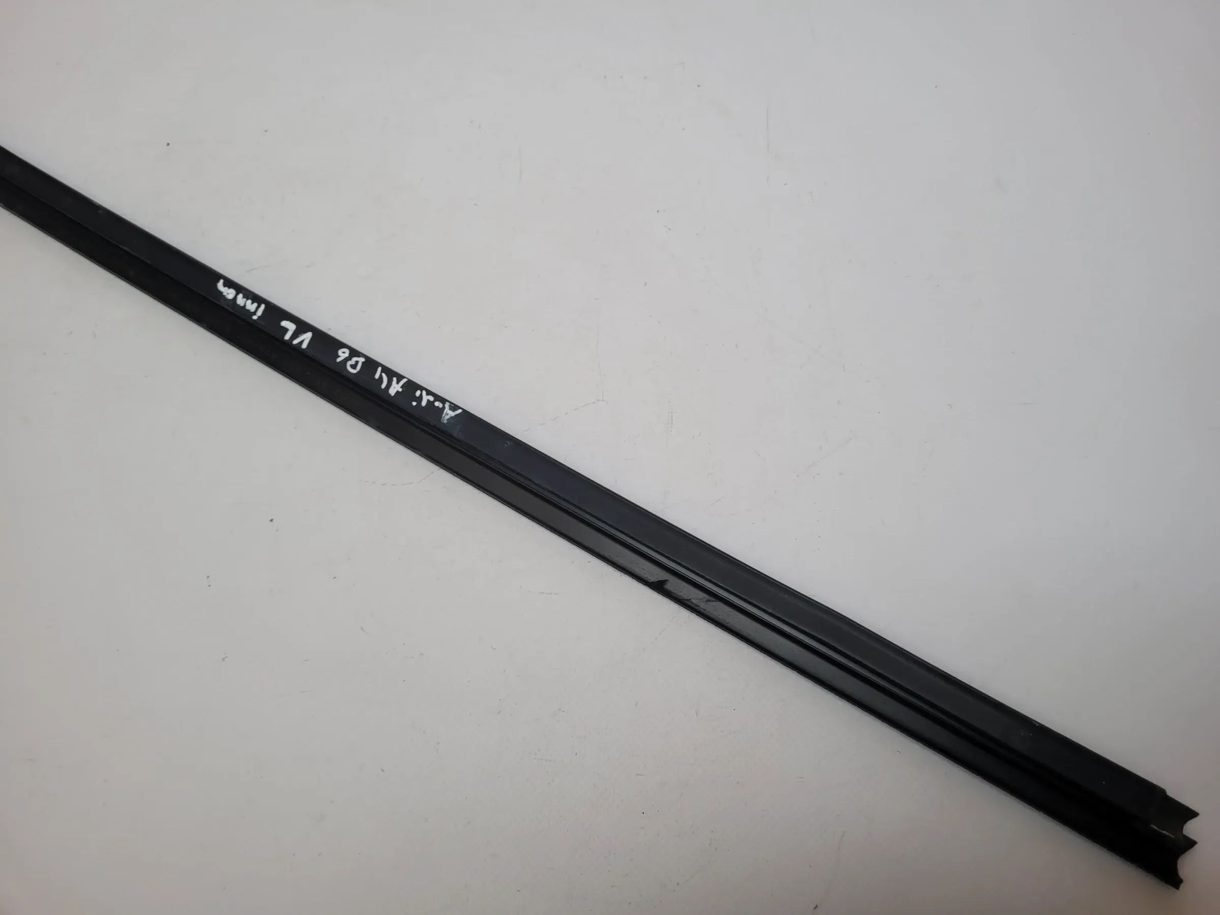 Original Audi A4 (8E/B6/B7) Tür Fenster Dichtung Leiste Links 8E0853284B