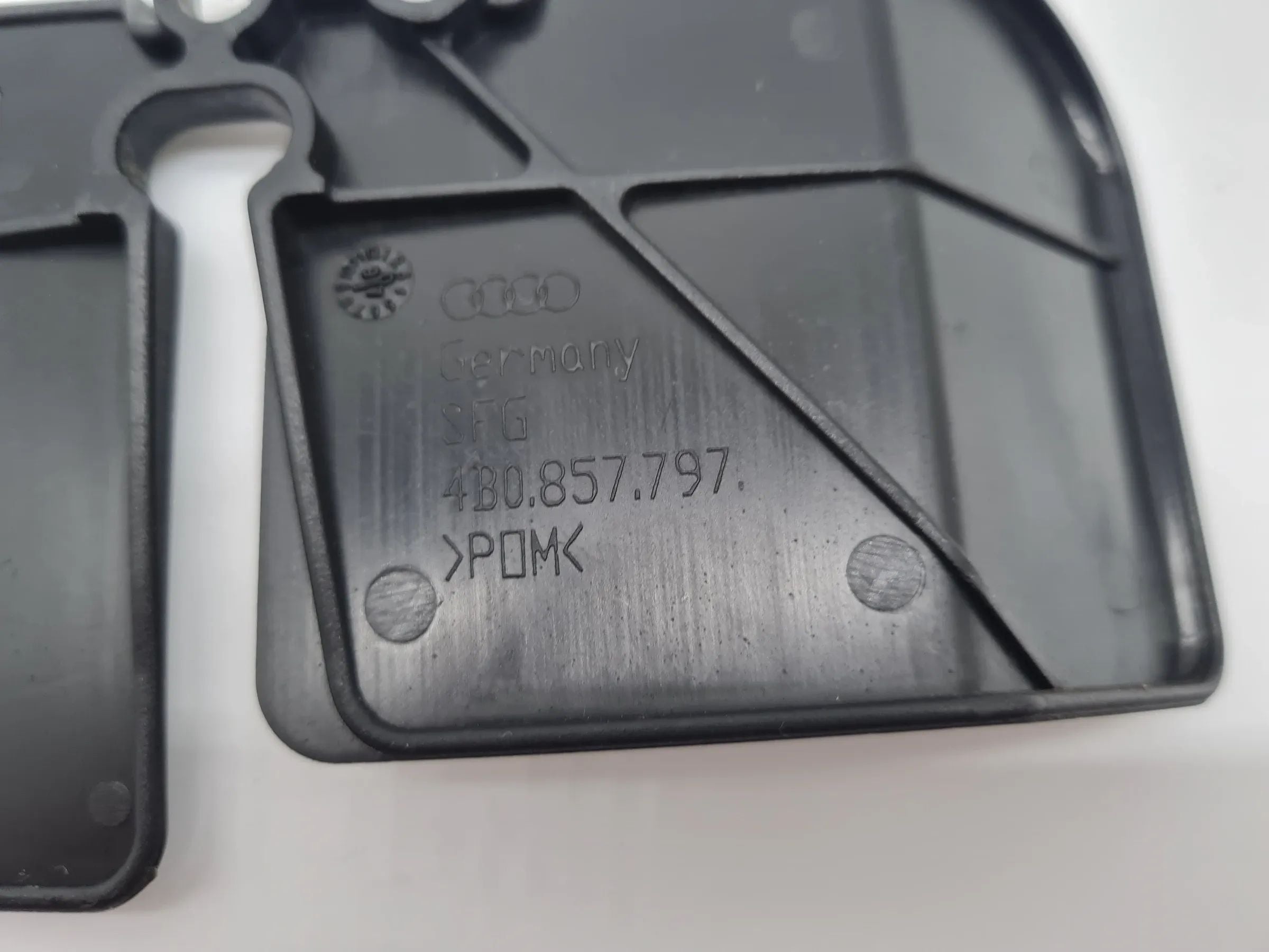 Original Audi A6 (4B2/4B4) Abdeckung Gurtschnalle Gurt Hinten Links 4B0857797