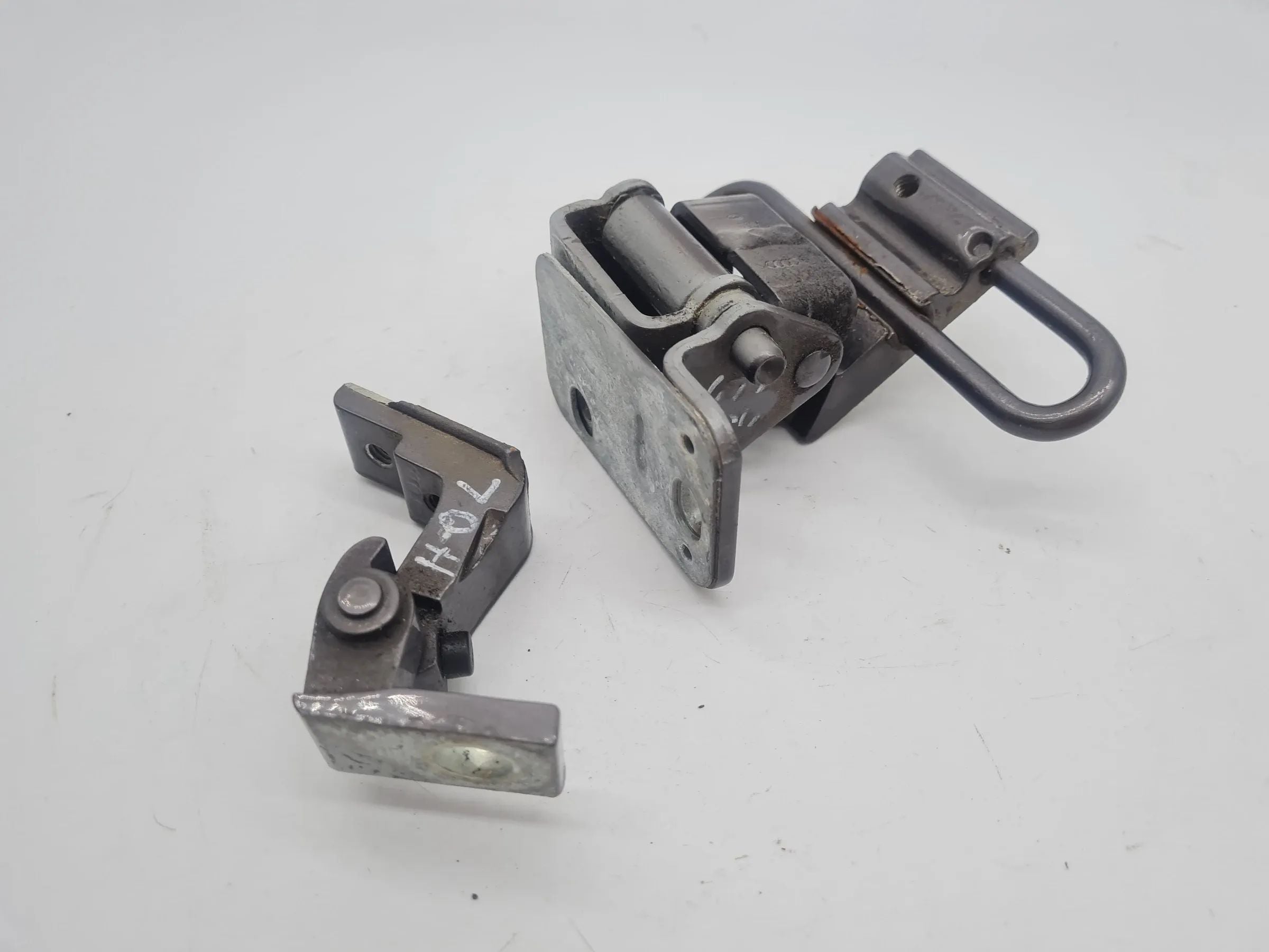 Original Audi A6 (4B2/4B4) Türscharnier Satz Set Hinten Links 4B0833411E