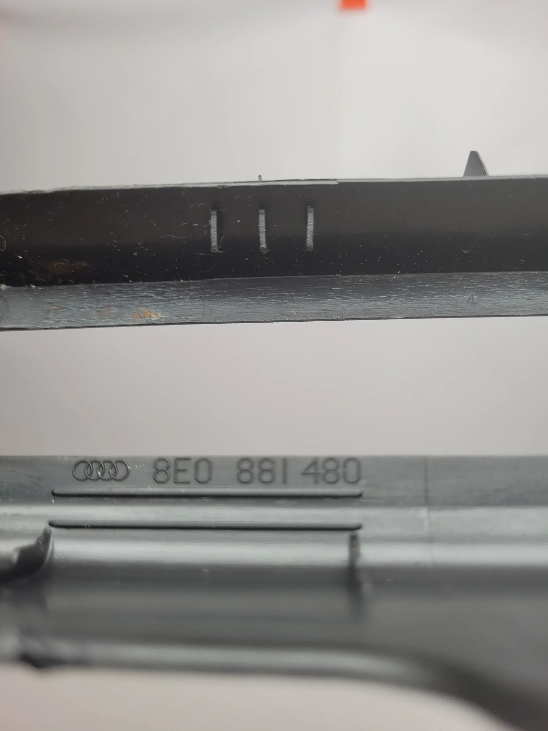 Original Audi A4 (8E/B6/B7) Verkleidung Sitz-Führungsschiene 8e0881480