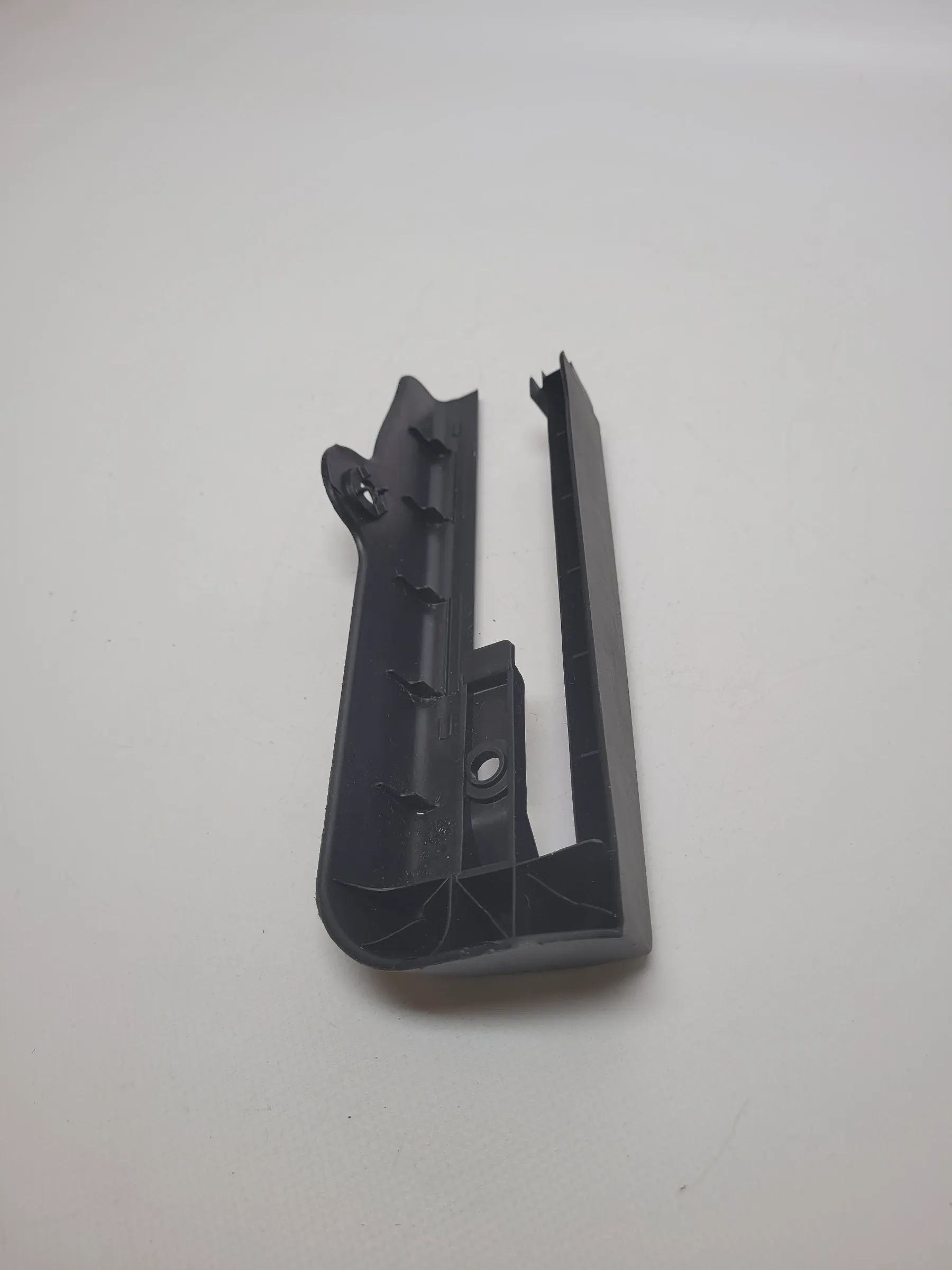 Audi A4 (8E/B6/B7) Verkleidung Sitz-Führungsschiene Rechts 8e0867286