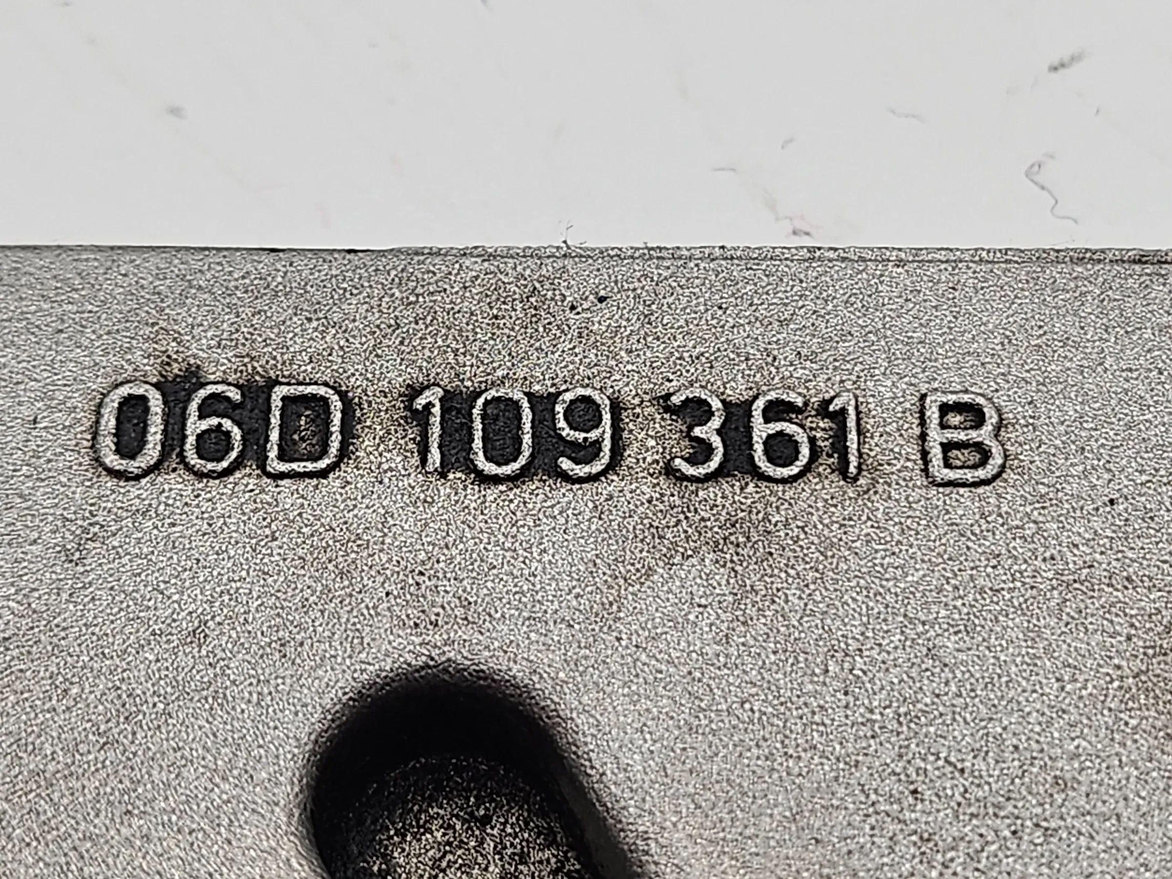 Original Audi A4 8E B6 2,0L FSI AWA Motordeckel Spannrolle 06d109361b