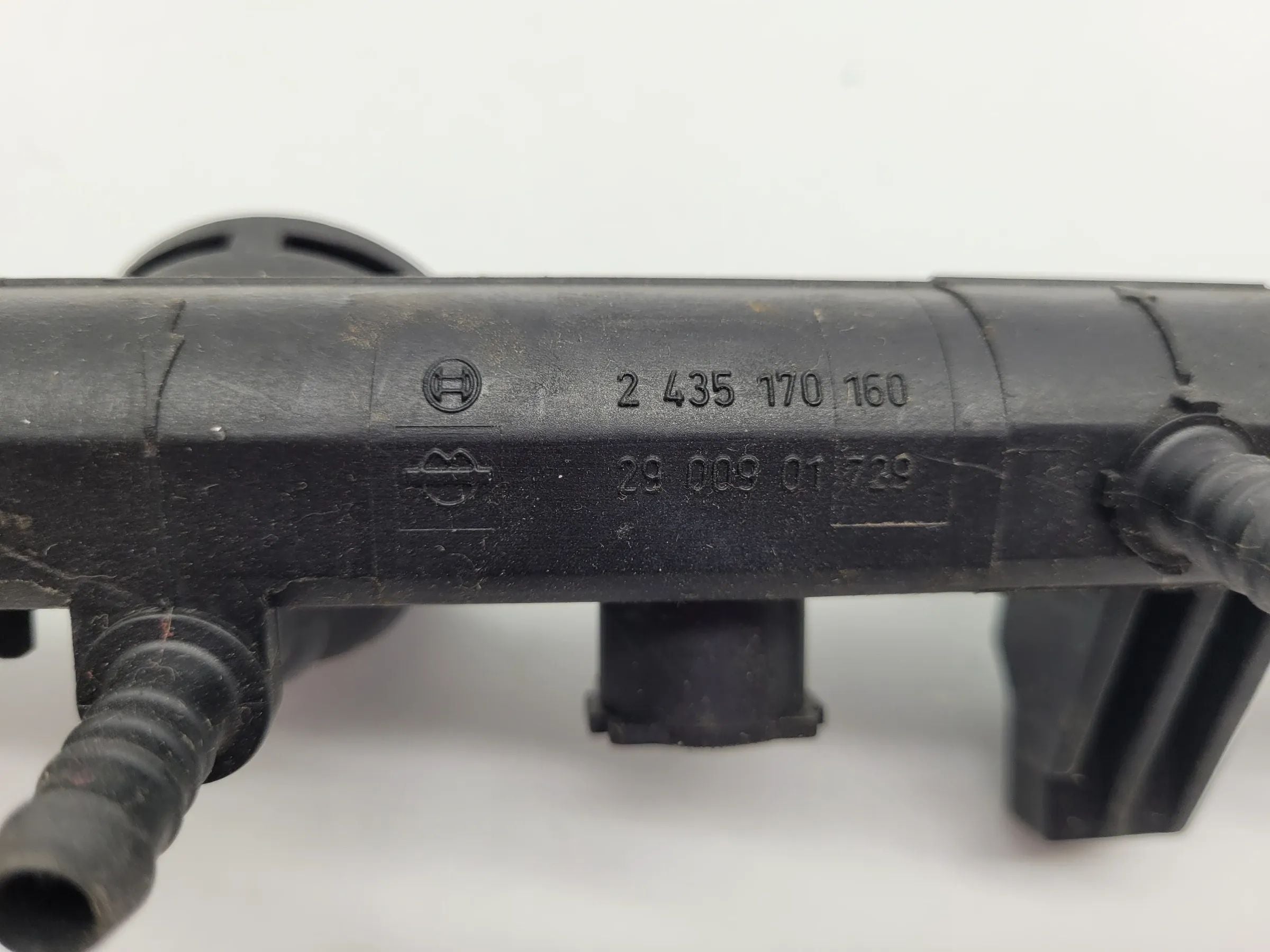 Original VW Polo (6N2) Einspritzleiste 2435170160