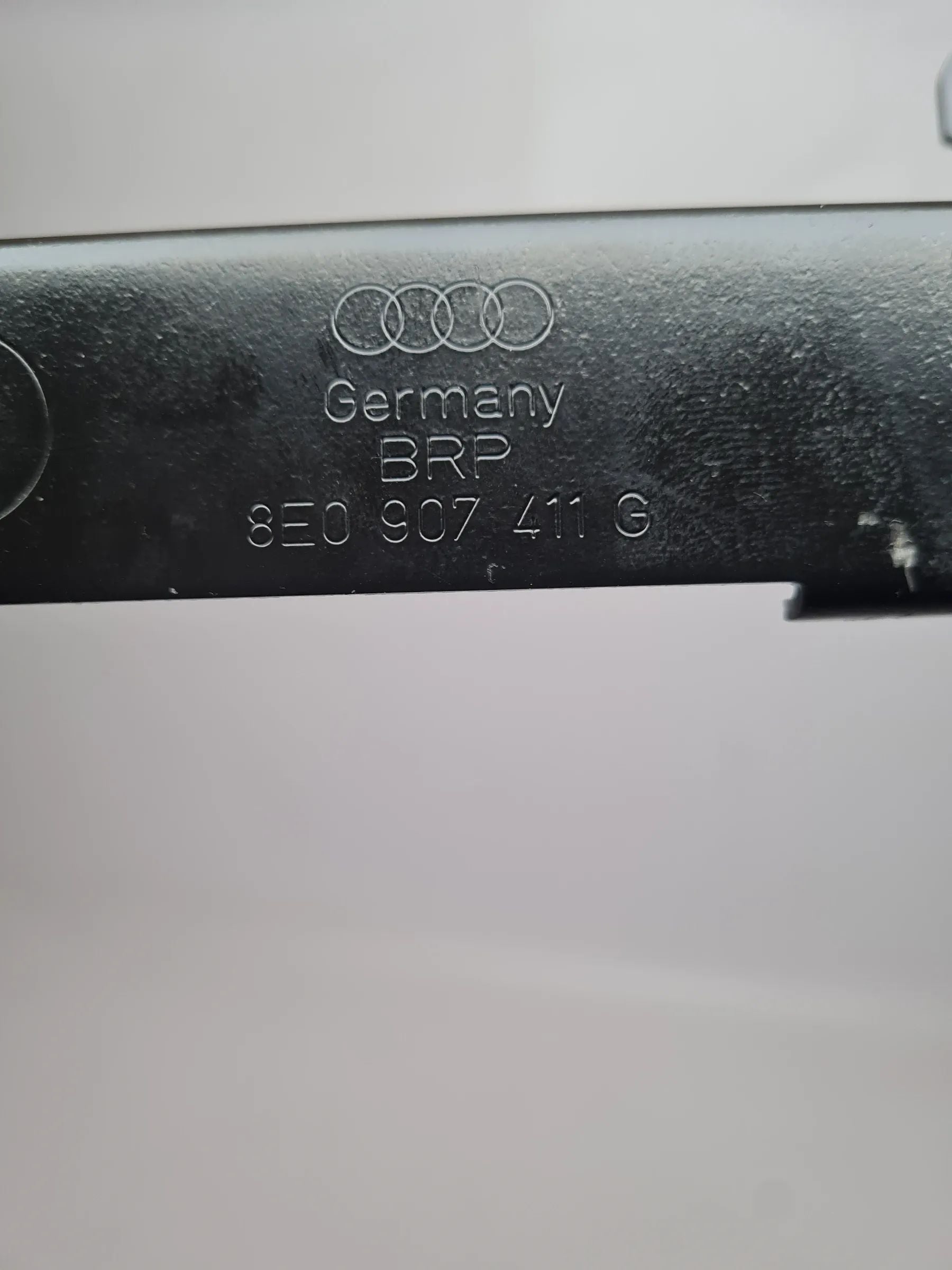 Audi A4 (8E/B6) Steuergerät Motor Halter 8e0907411G