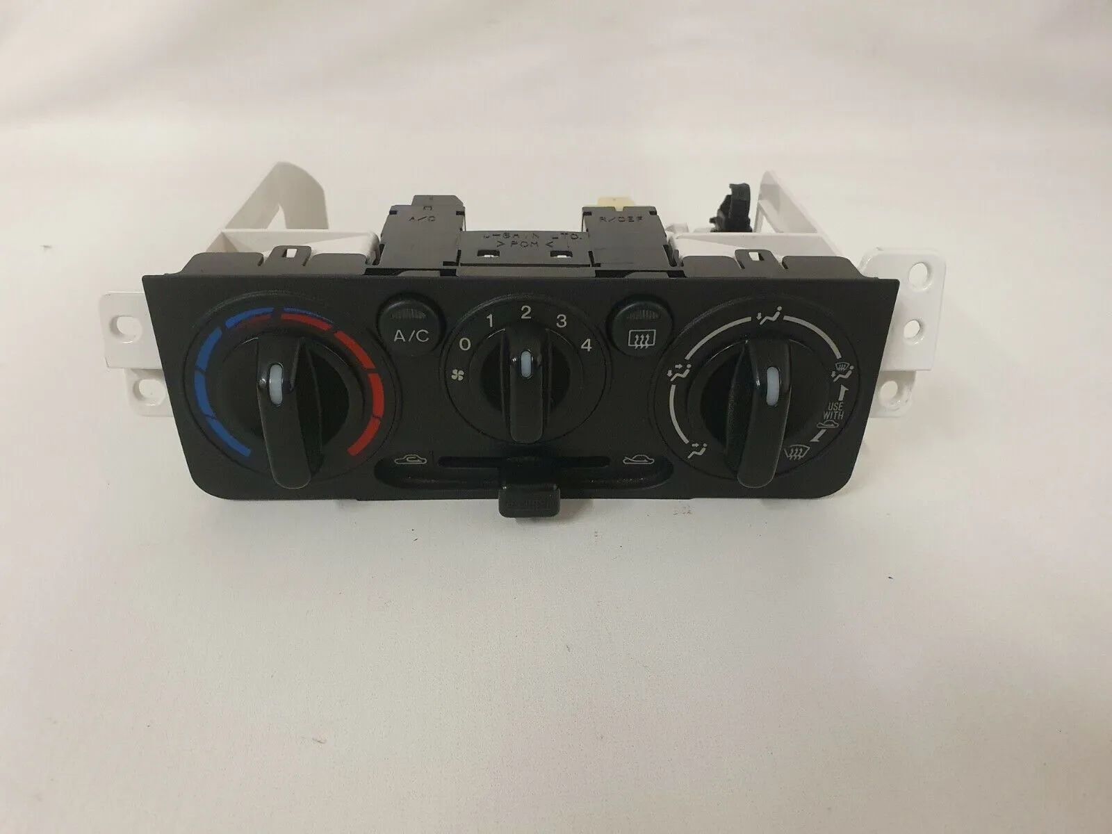 อะไหล่แท้ Mazda Demio QDC7261190A แผงควบคุมระบบความร้อนและแอร์