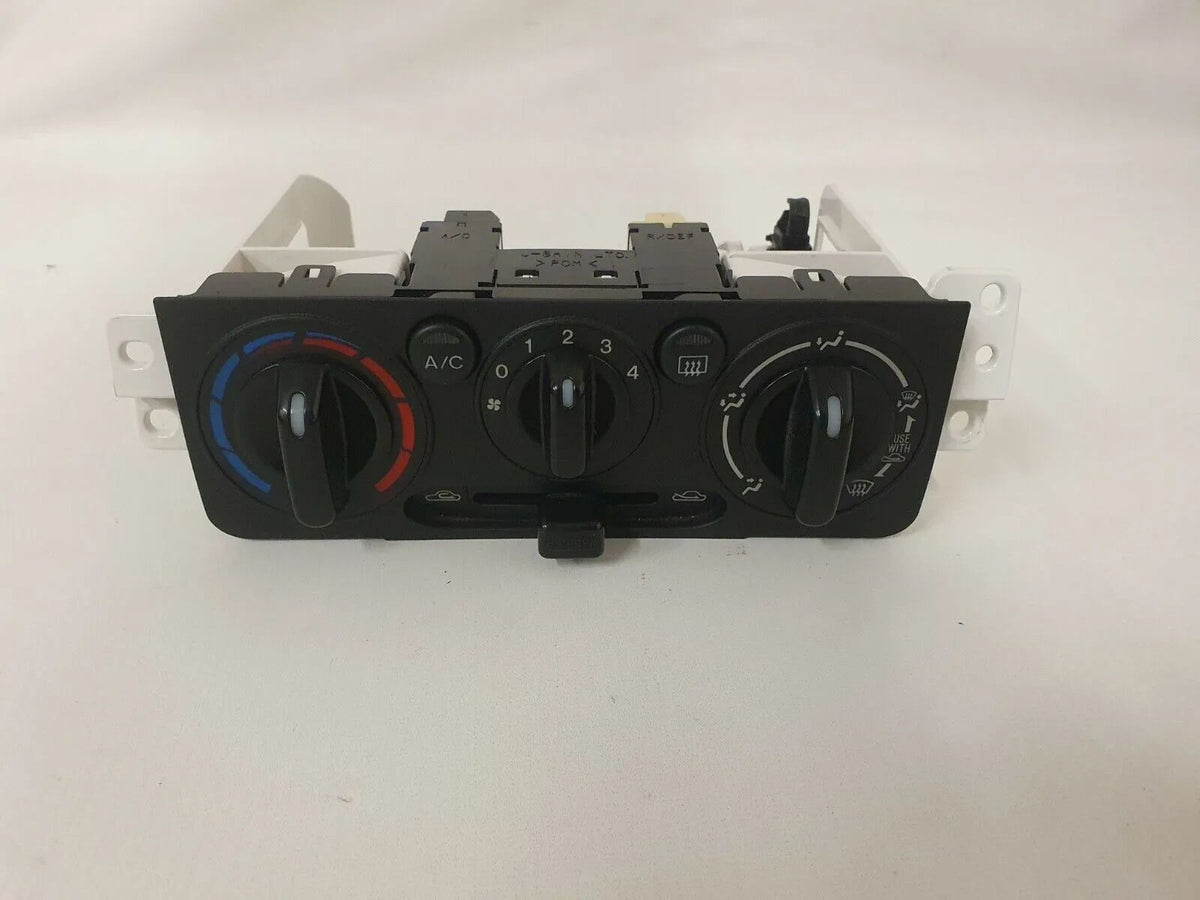 อะไหล่แท้ Mazda Demio QDC7261190A แผงควบคุมระบบความร้อนและแอร์
