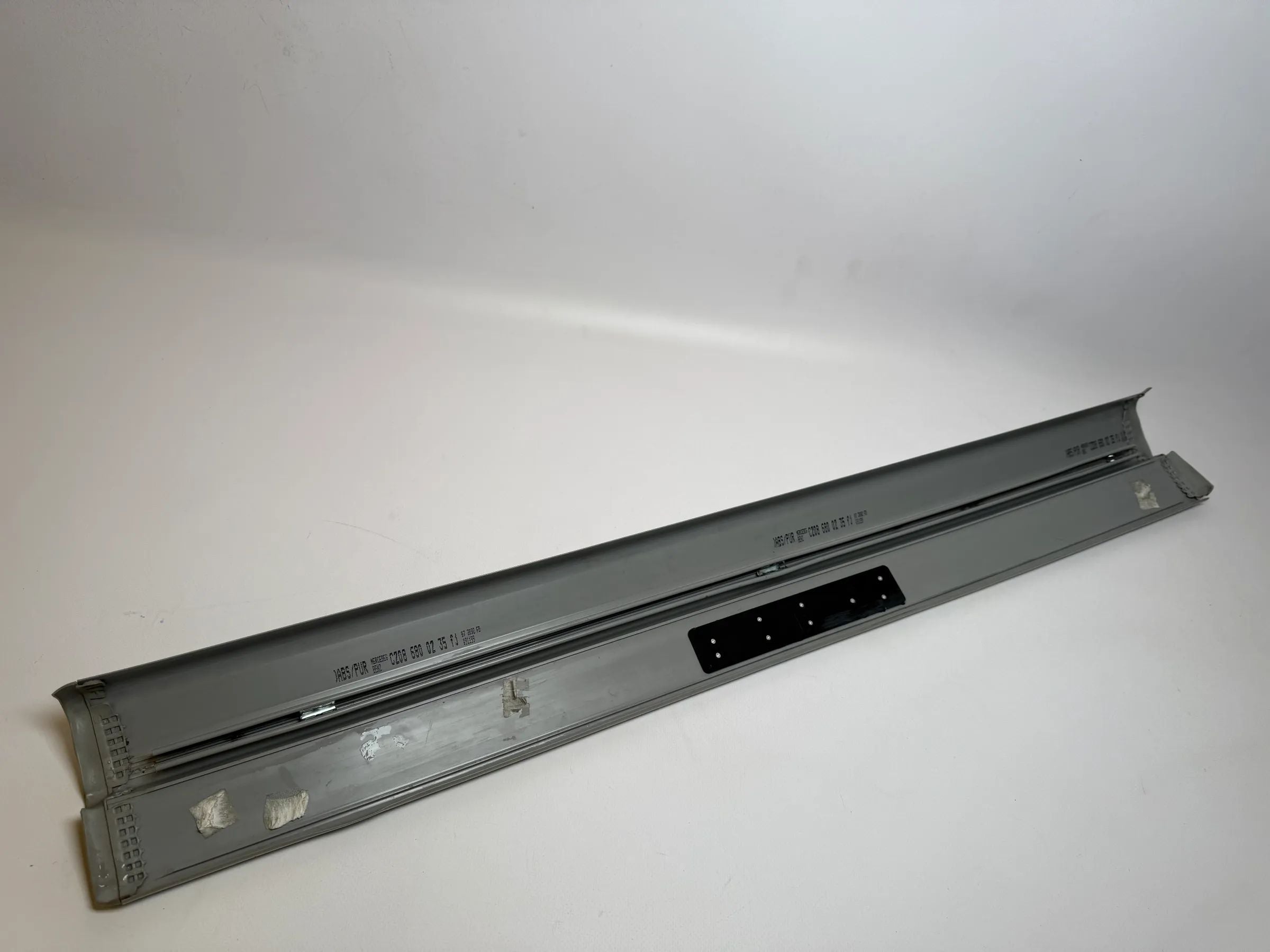 Oryginalne listwy progowe Mercedes-Benz CLK (C208/W208) Szare Lewa 2086800235