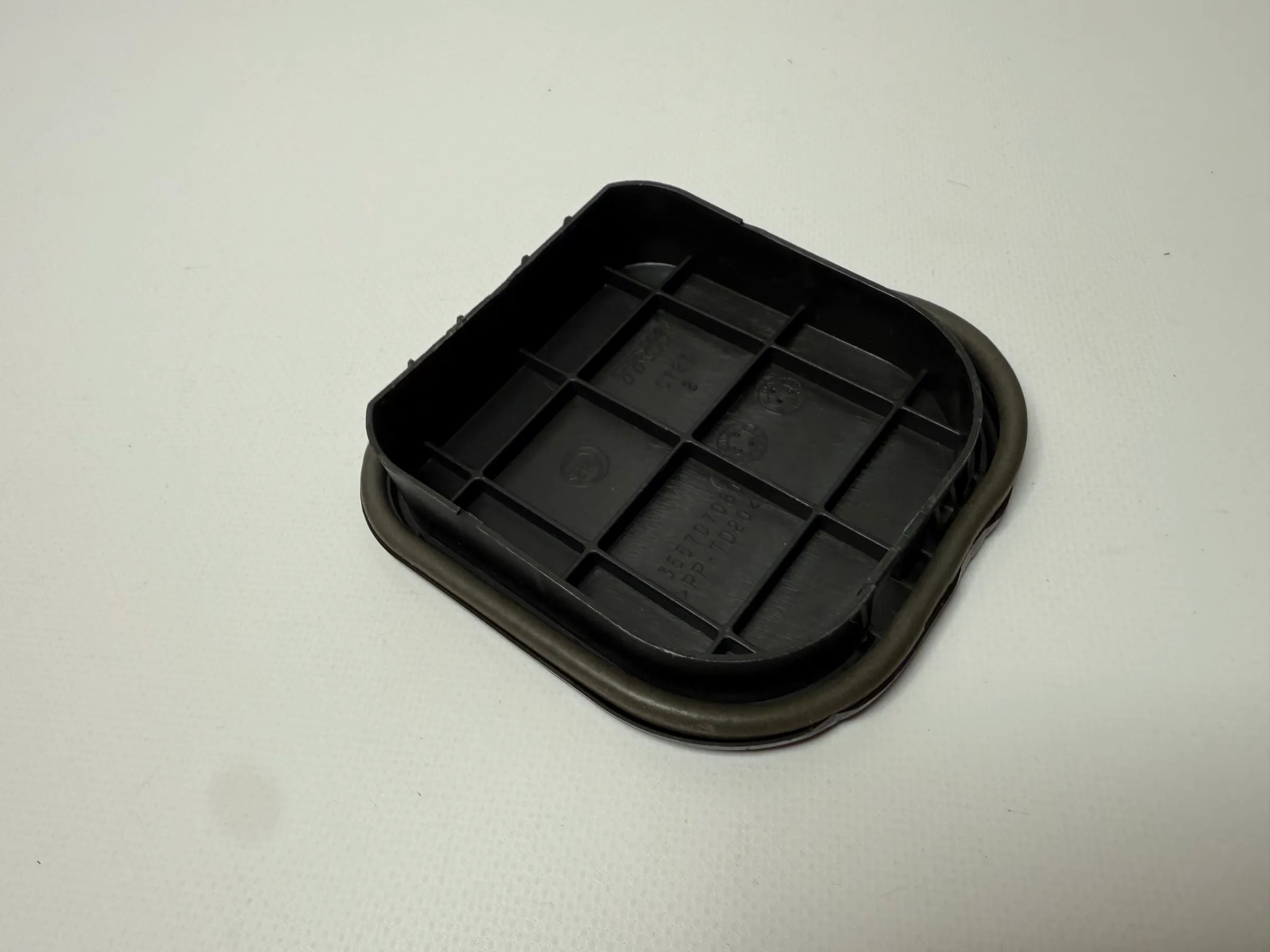 อะไหล่แท้ Fiat Ducato C-Jumper P-Boxer แผงระบายอากาศหลัง 1355707080