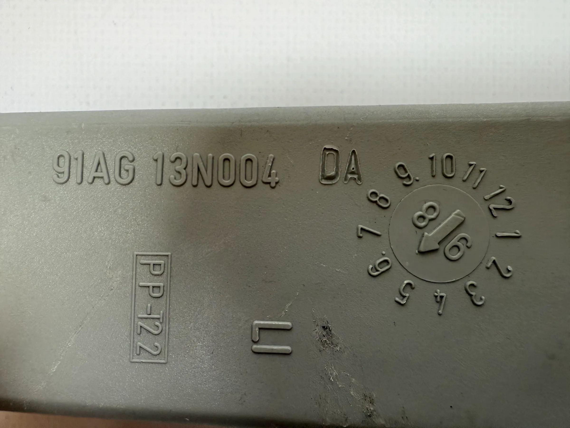 Oryginalny Ford Escort 5 6 7 GAL Uchwyt lampy tylnej lewy 91AG13N004DA