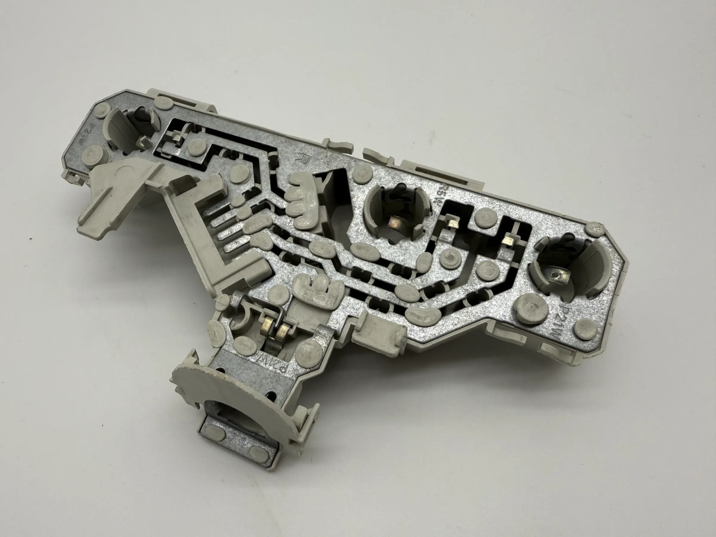 Oryginalny uchwyt lampy tylnej prawej VW Polo (6N) Hella 6N09452589A / 962566