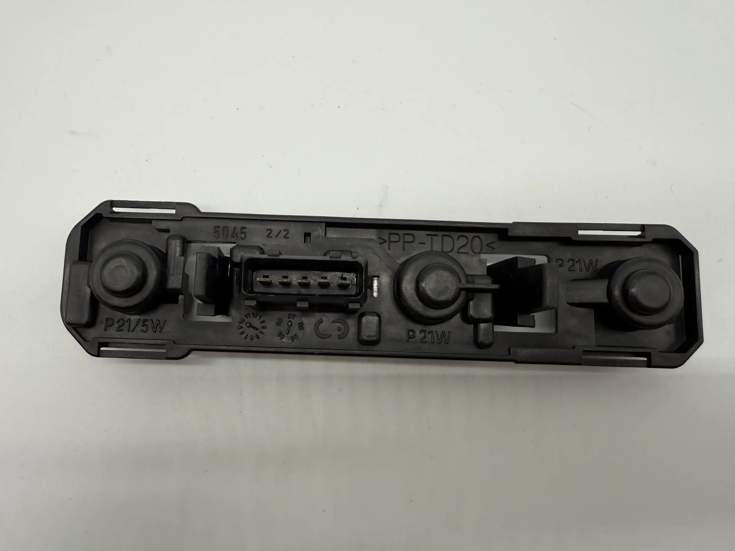 Oryginalny uchwyt lampy tylnej Peugeot 306 93-97 L/P Yorka 5045