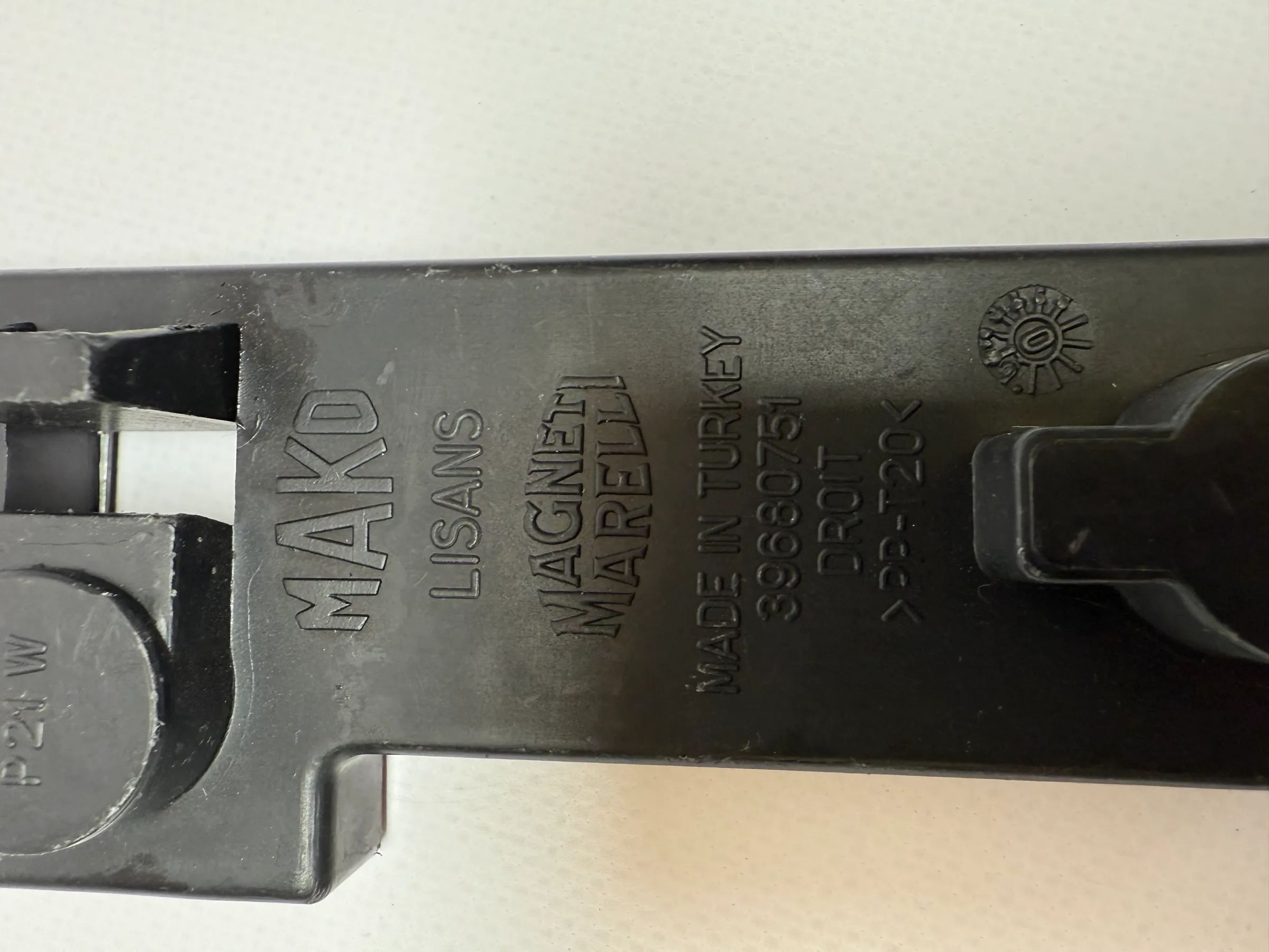 Oryginalny prawy uchwyt lampy tylnej Renault Megane I Mako 39680751