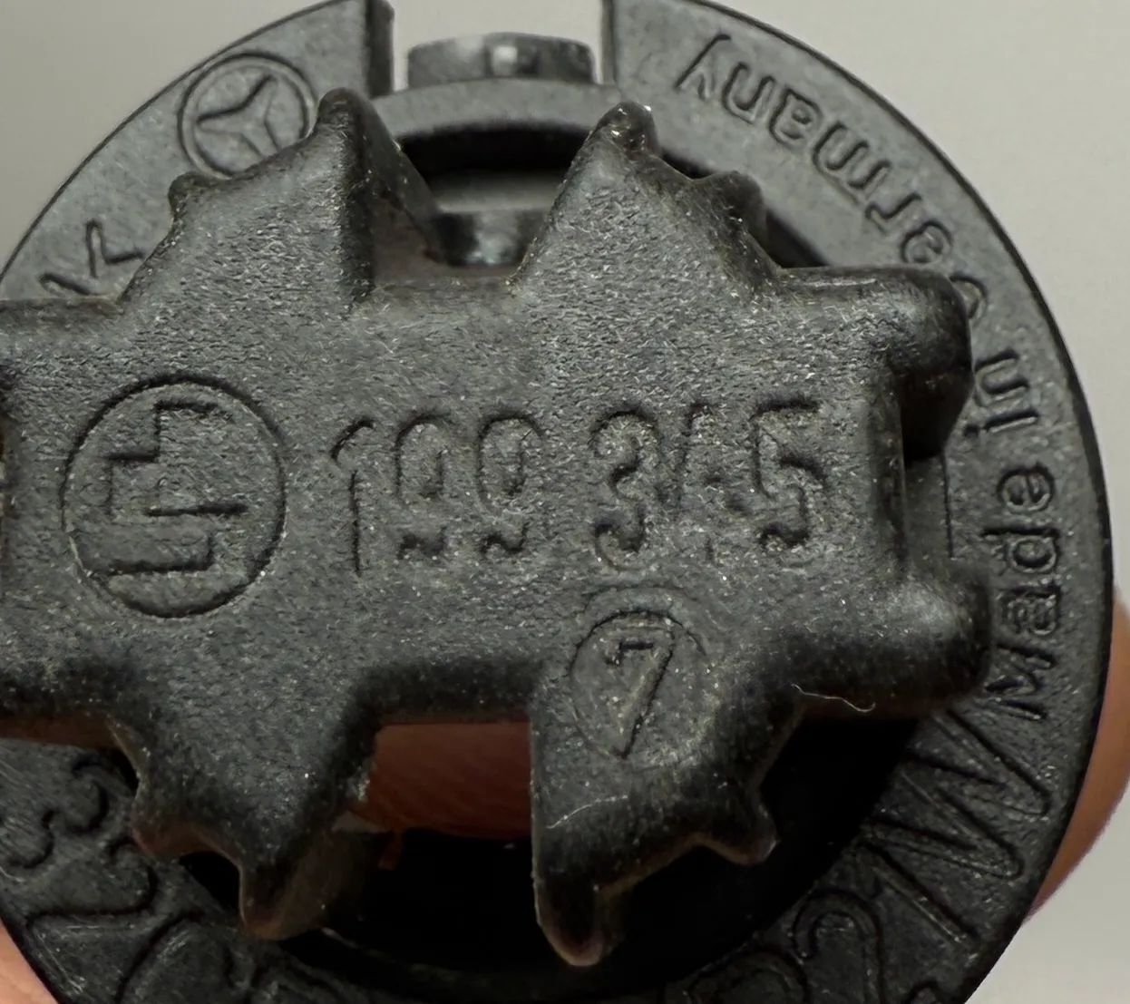 Original Mercedes E-Klasse (W210) Lampenträger Links Hinten A2108200964