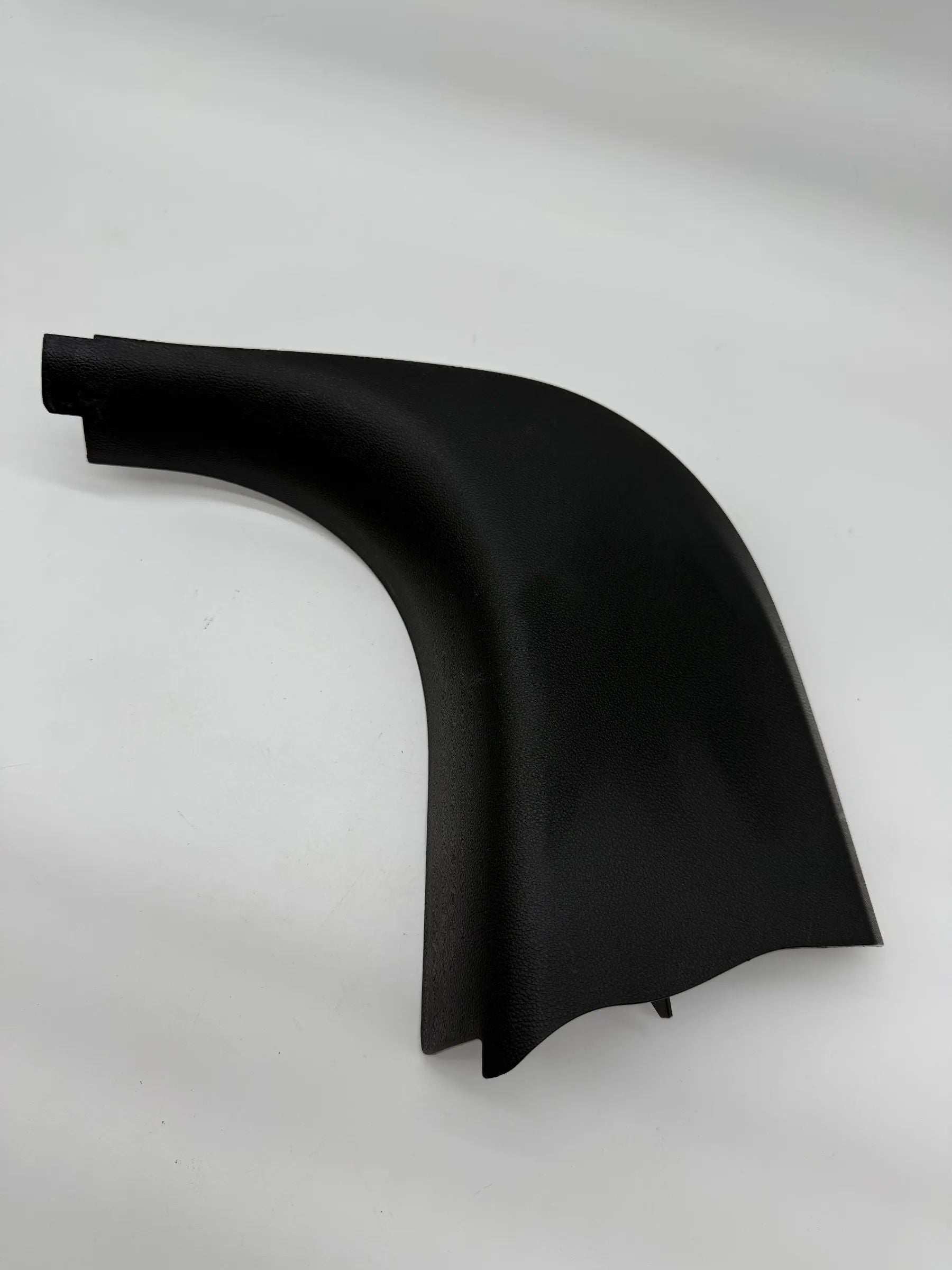 Обивка передней правой двери BMW Е90 Е91 Е92 7066990 Панель покрытия ножного пространства