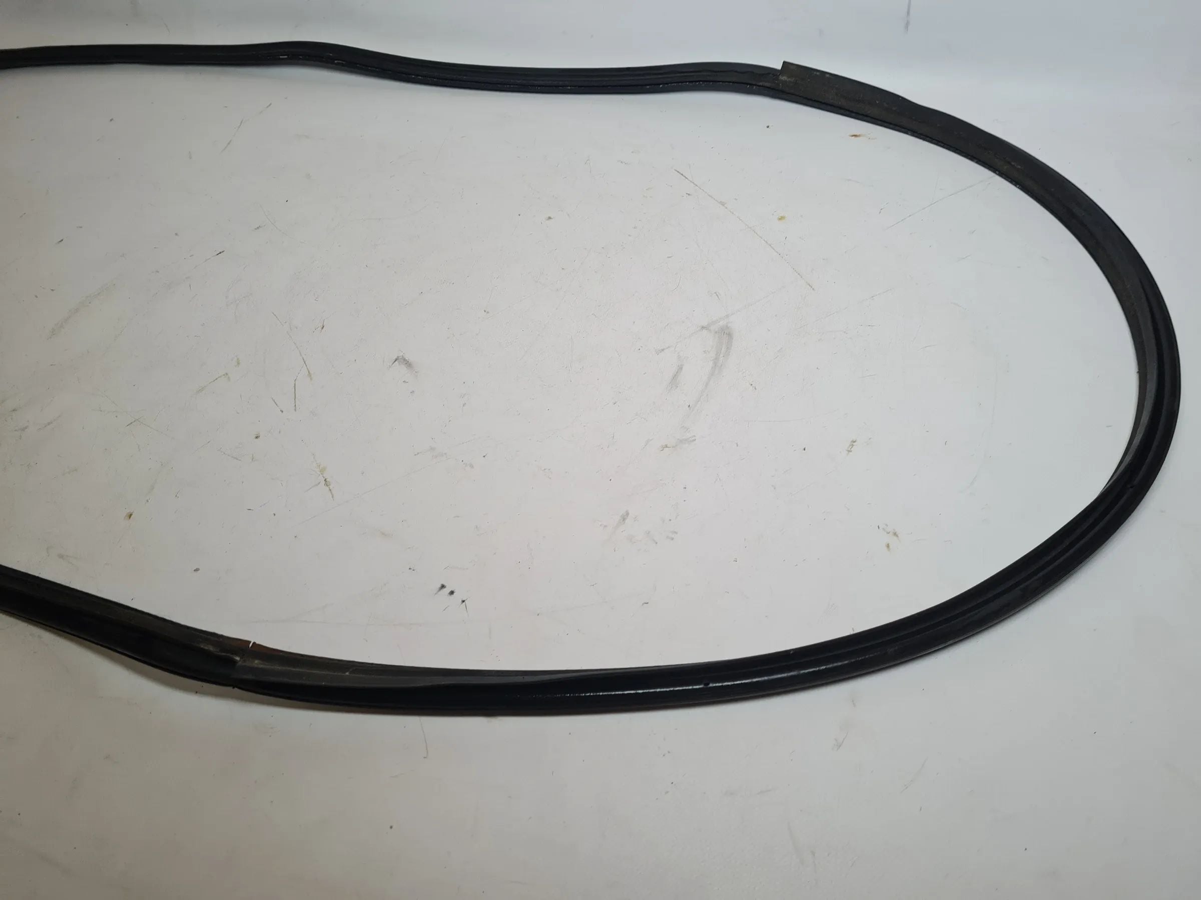 ยางกันซึมกระจกหลัง BMW 5er (E60/E61) แท้ หมายเลข 51.71-7061390-03