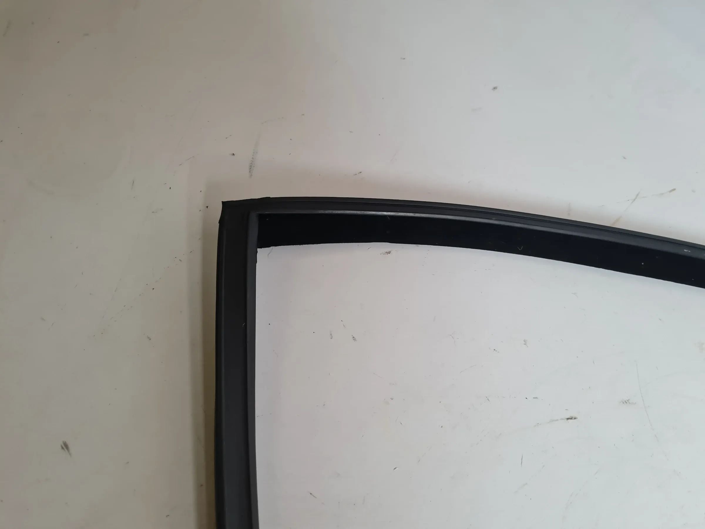 ซีลยางแนวหน้าต่างแท้ BMW 5er E39 ด้านขวาหลัง 8159818 / 34.6406