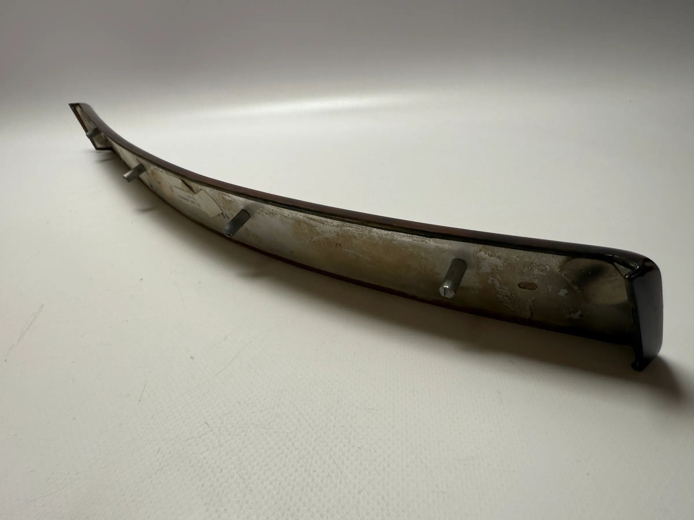 Oryginalna listwa dekoracyjna/blenda deski rozdzielczej BMW E39 nad schowkiem 8211434