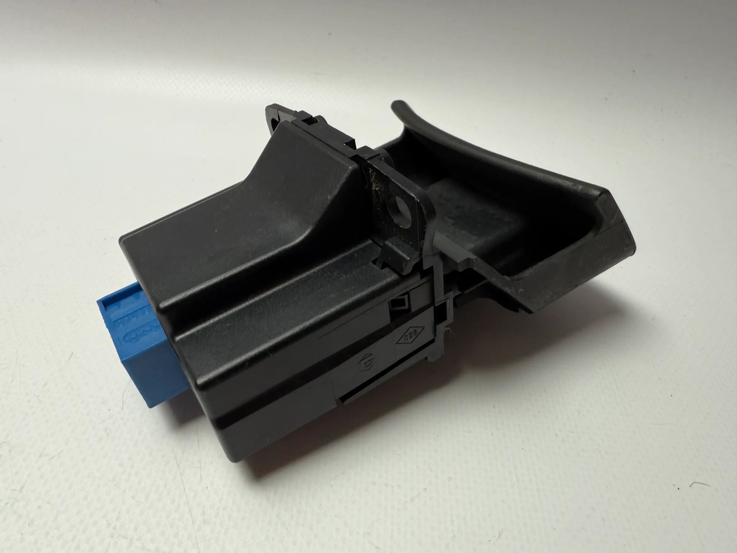 Оригинальная ручка стояночного тормоза Рено 8200048590A MAP 10