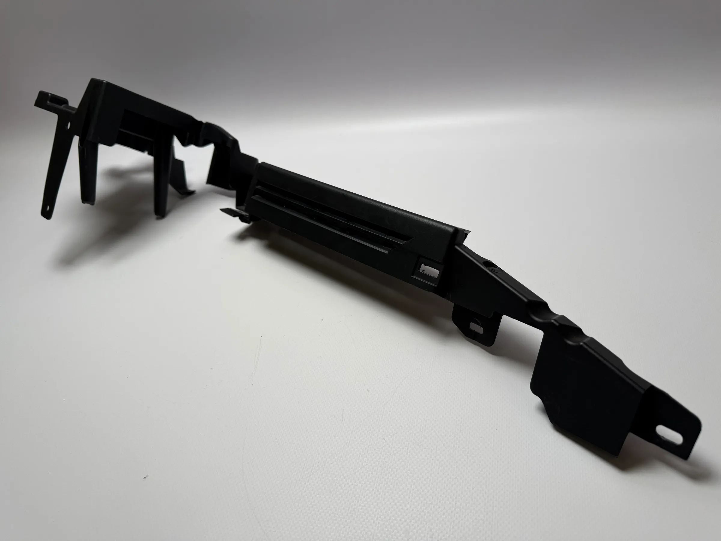 Оригинальная накладка BMW E91 правая черная для багажного отделения рельс 7068910-09