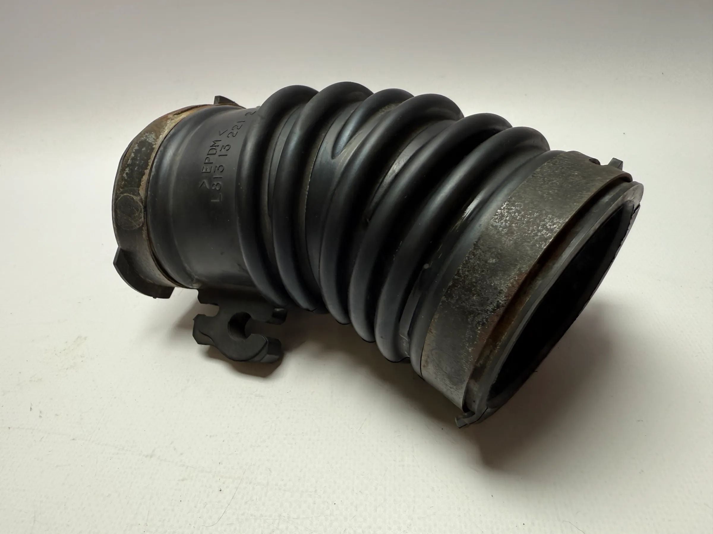 Originele Mazda 6 2.0 104 kW inlaatspruitstuk inlaatslang L813132212