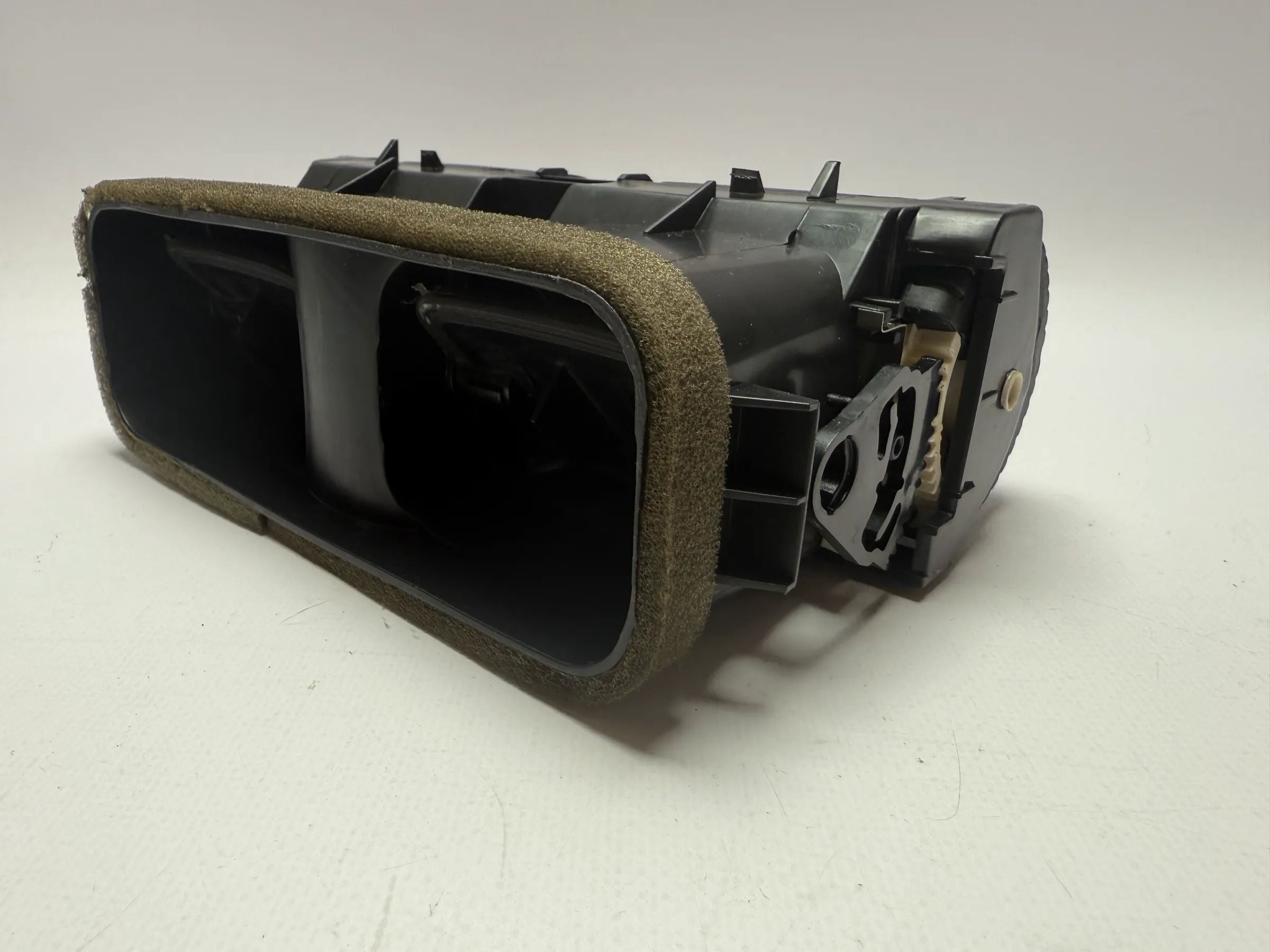 Оригинальная центральная двойная воздушная решетка вентиляции Opel Astra G 90560344