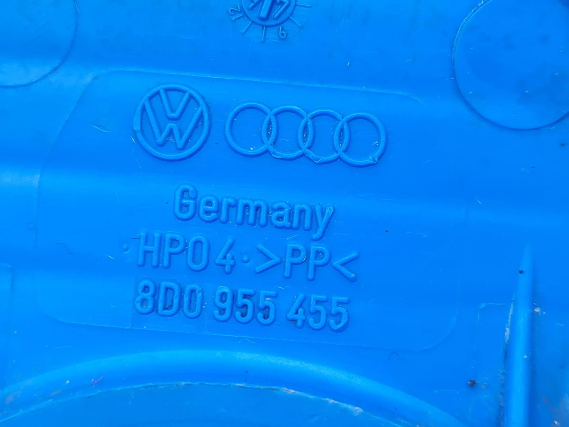 Original VW/Audi/Skoda/Seat A4 Verschluss, Waschwasserbehälter 8D0955455