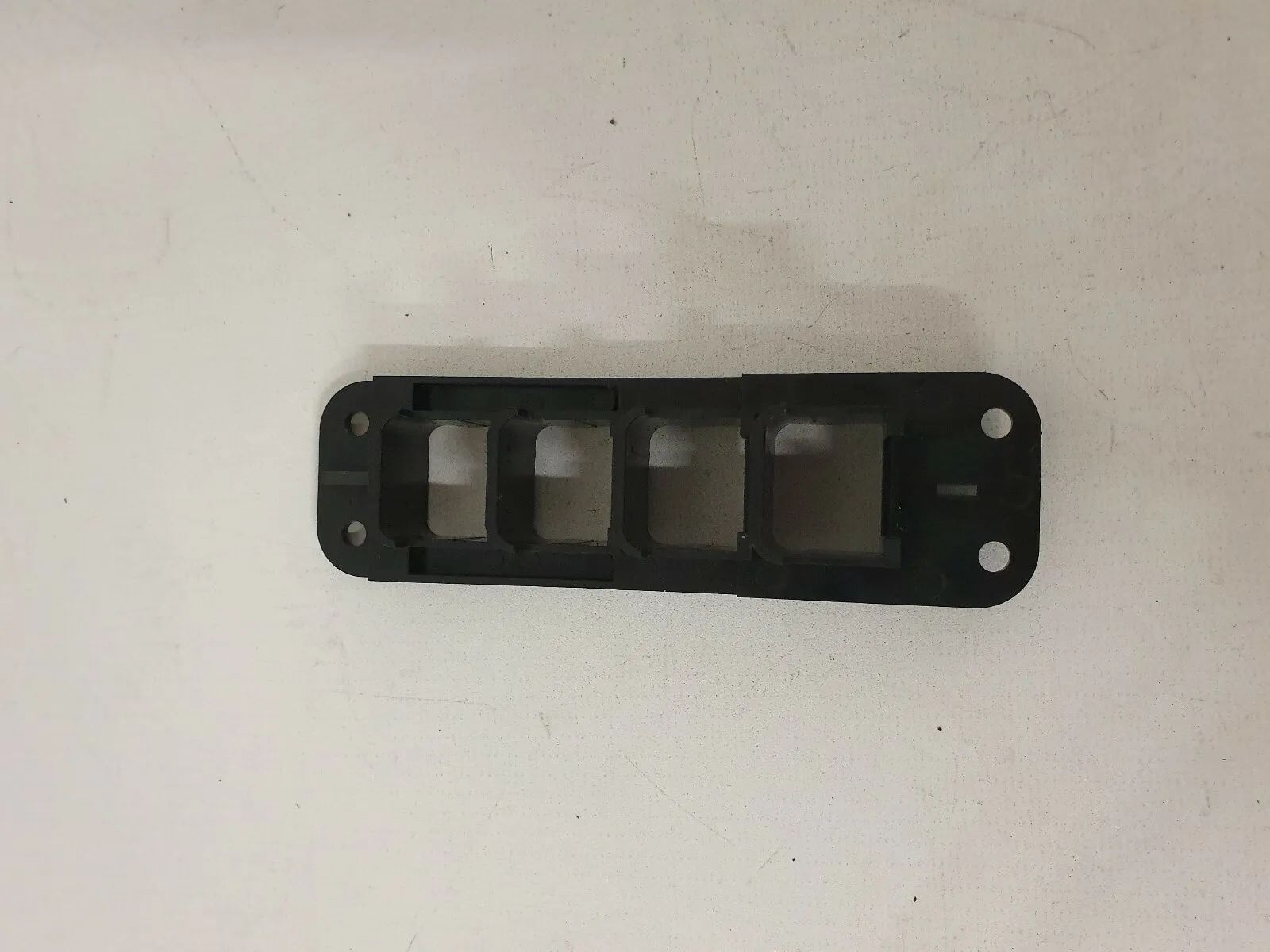 Suporte Original para Faixa de Interruptores da Consola Central Kia Carnival 2 II Ano 2001-2005