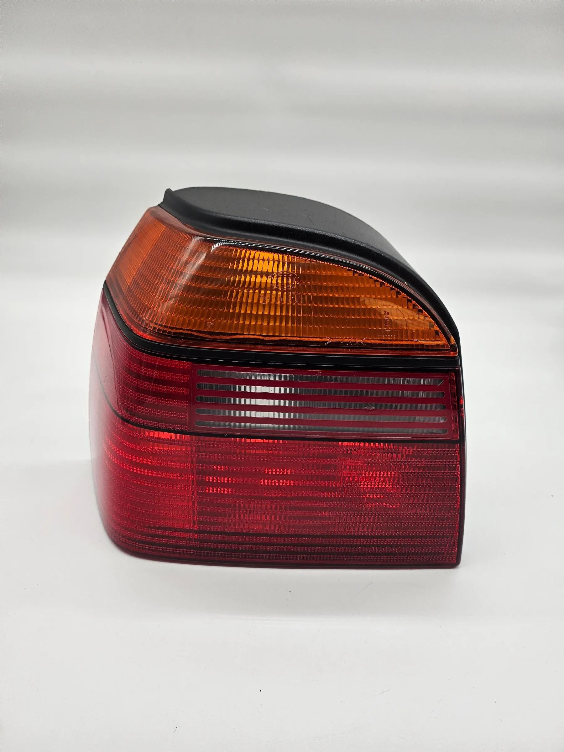 Feu arrière Hella gauche pour VW GOLF III (1H1) 1.8 1H6945111 139151-00