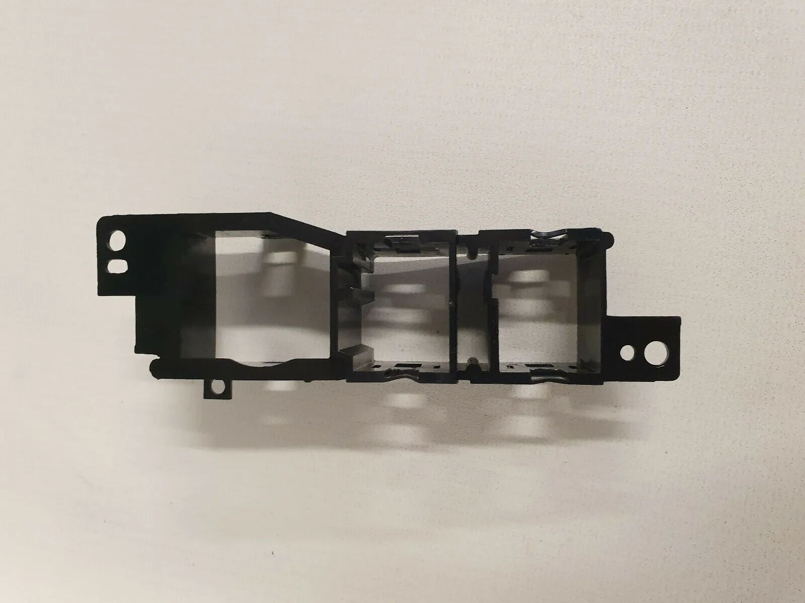 กรอบบังฝาปิดปัดน้ำฝนหลัง ฮีตเตอร์กระจก Ford Explorer U2 F77B10044C92 (K37)