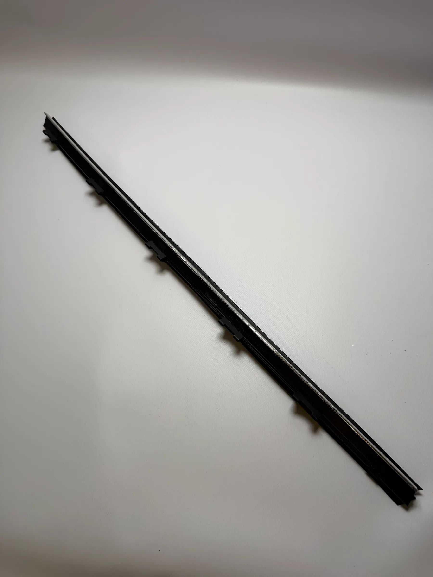 Oryginalna listwa przednia wewnętrzna lewa CHROM BMW 5er 51218185815