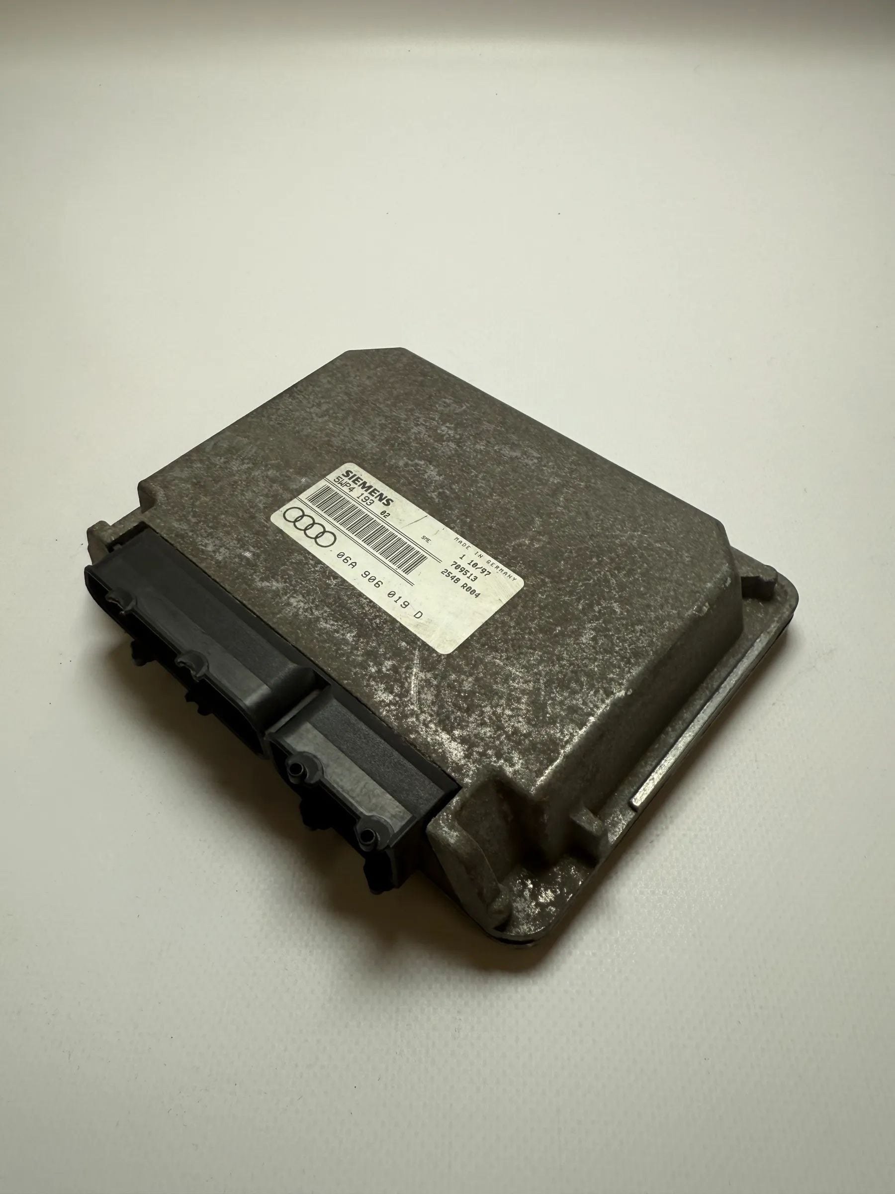 Audi A3 8L 1.6純正エンジンコントロールユニット 06A906019D 動作確認済み