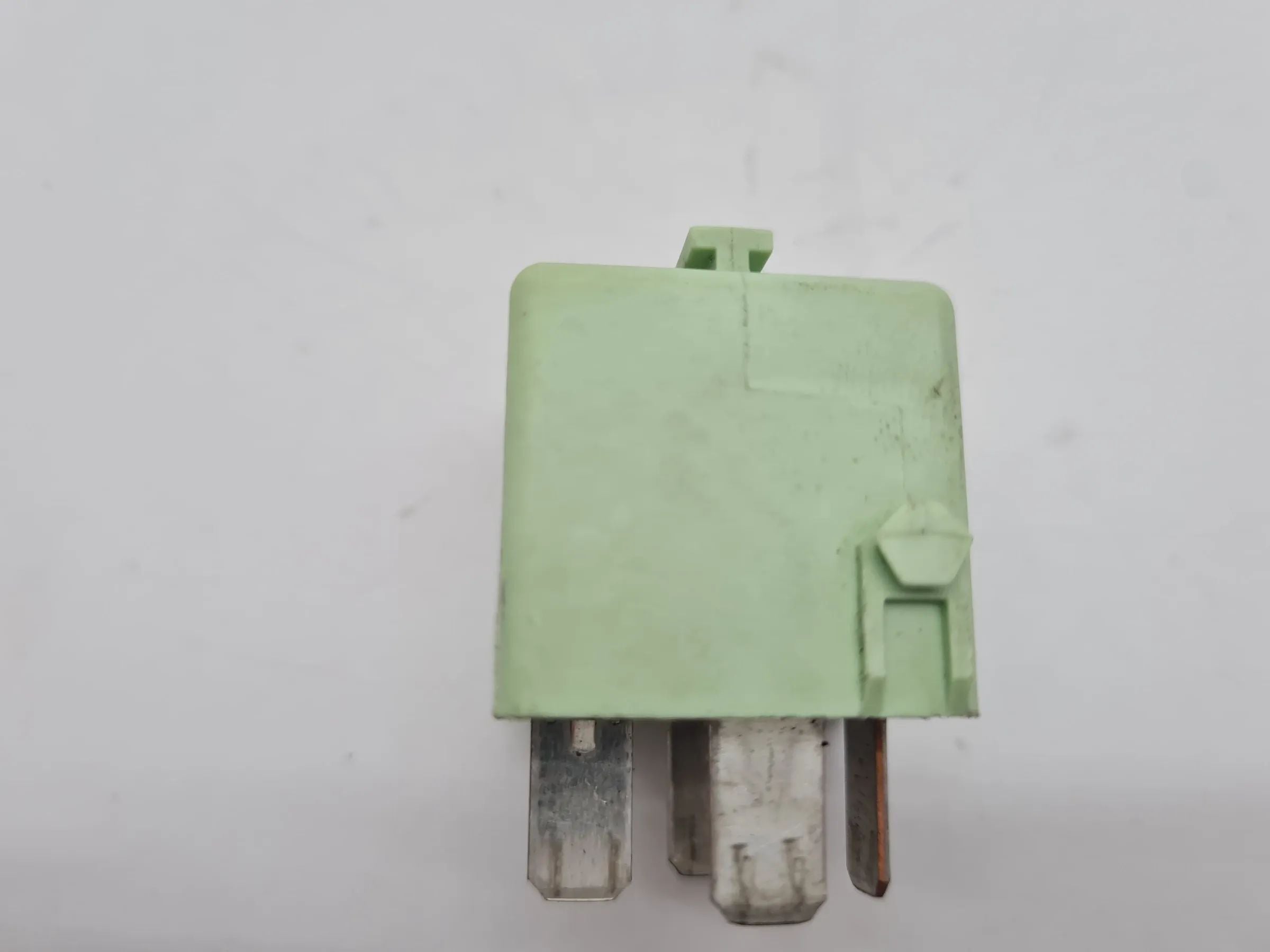 Original BMW E36 E38 E39 E46 E53 E60 E61 Z3 X3 Relais Grün 61.36-8373700