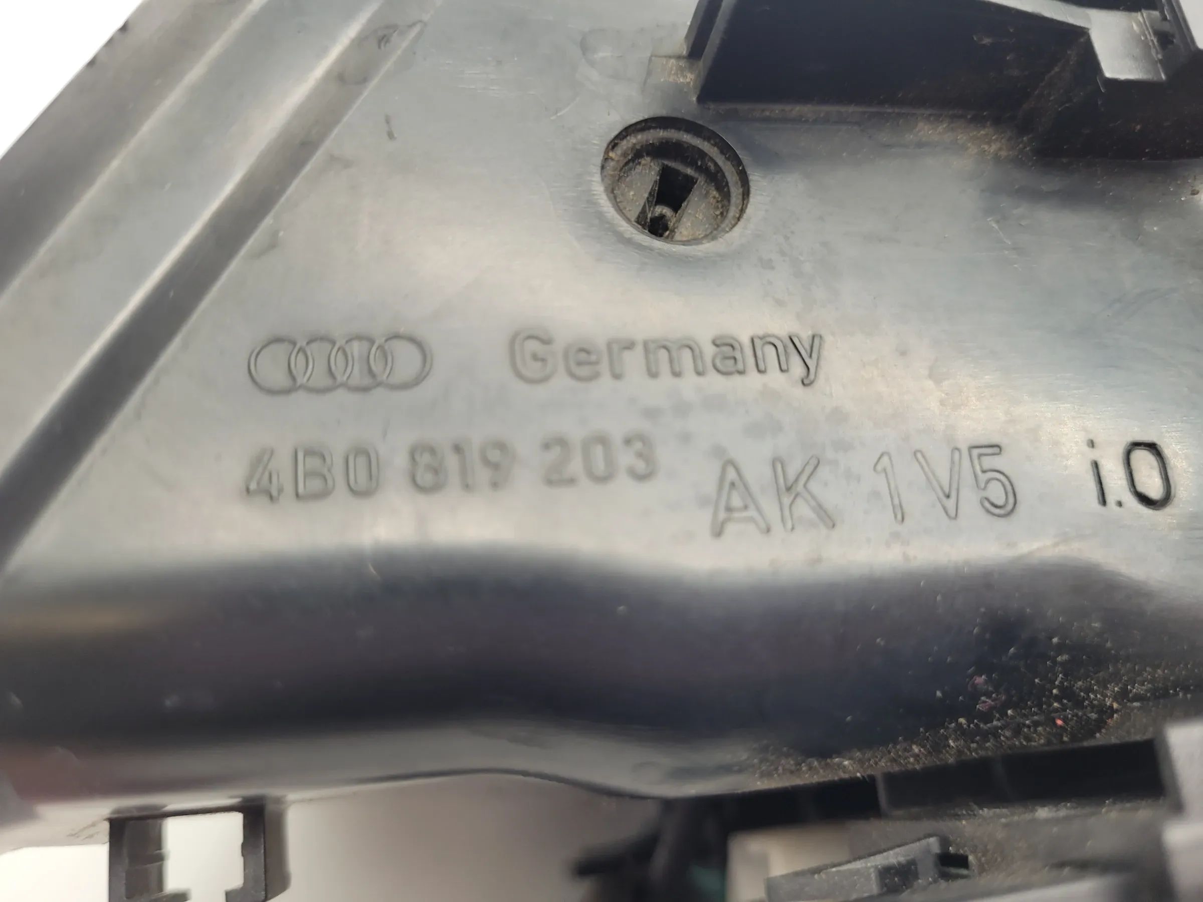 Original Audi A6 (4B) Lüftungsgitter Sitzheizung & Anzünder Hinten 4B0819203