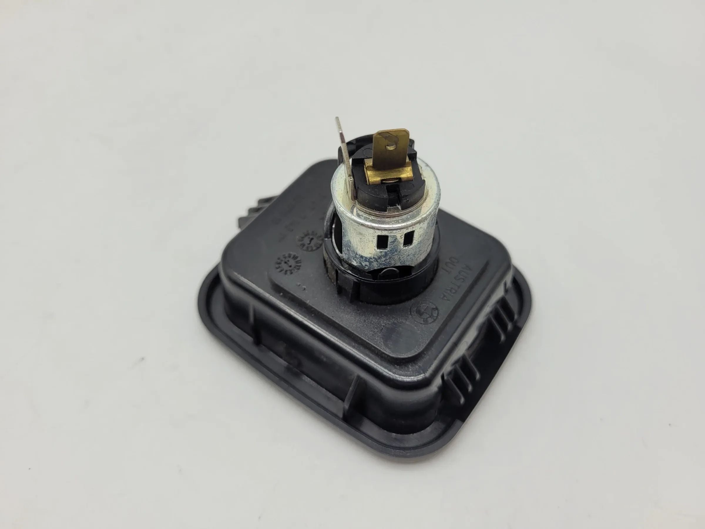 BMW 3er E90/E91 12V Bordspannung Steckdose Kofferraum 51.47-7143111 Original
