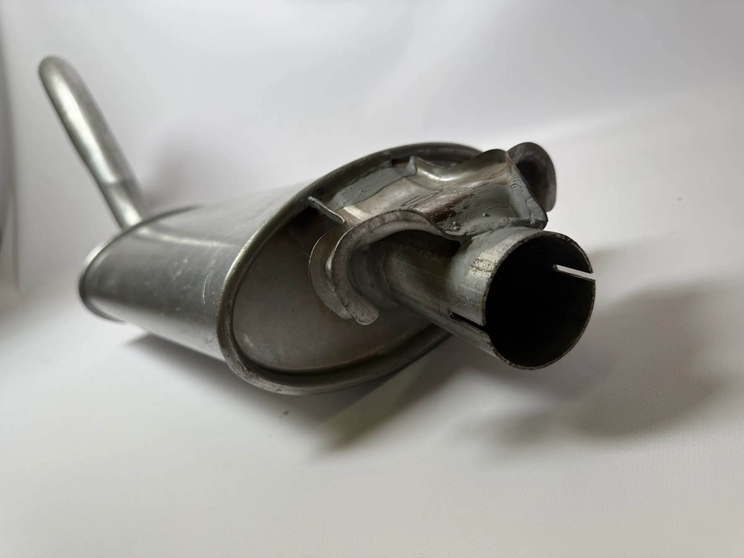 Oryginalny środkowy tłumik Opel Rekord E / Carlton MK 90027409