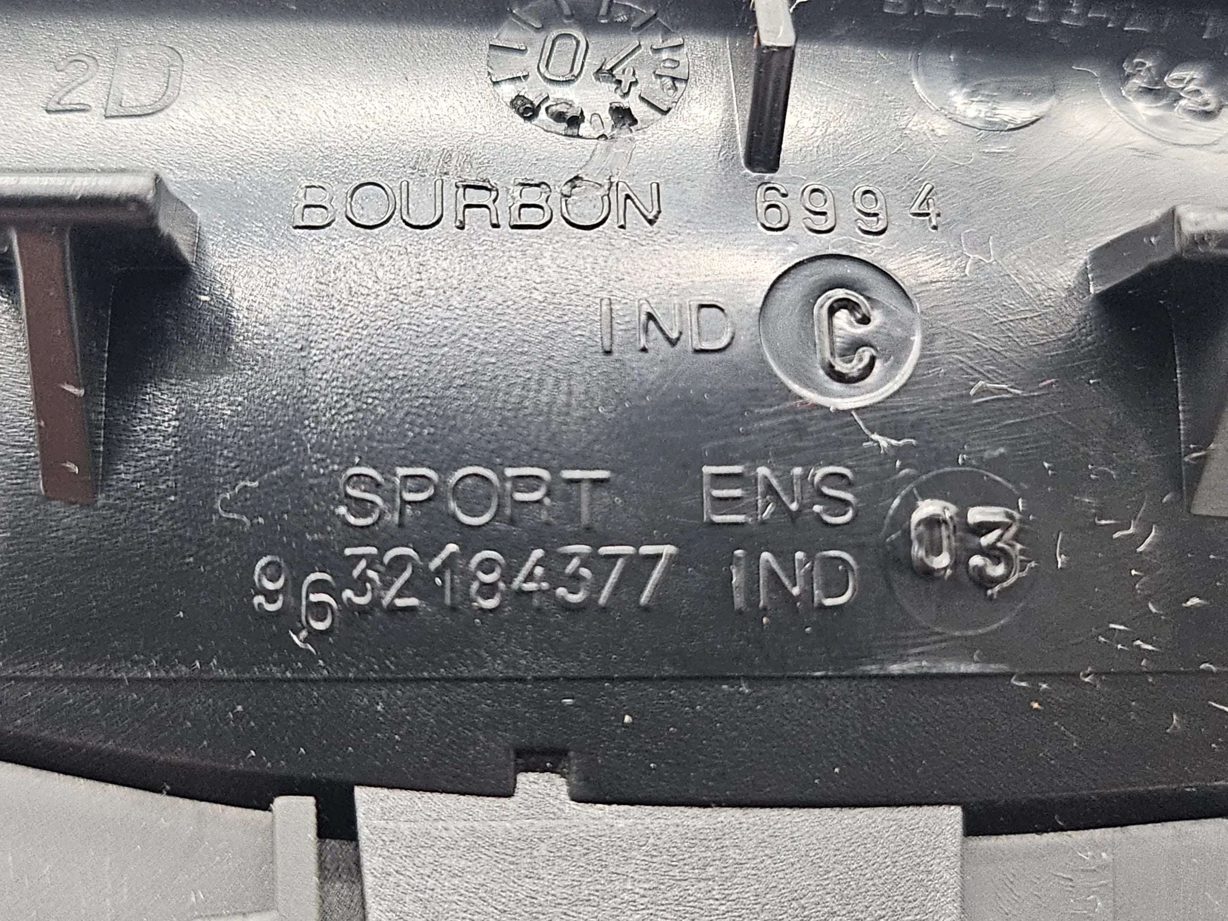 Пежо 206СС Воздуховод воздуховыпускная решетка правая 9632184377