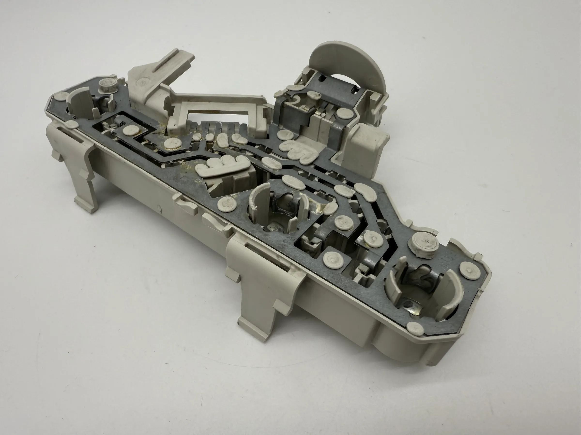 Oryginalny mocowanie lampy tylnej Volkswagen Polo (6N) lewy Hella 6N0945257A / 962565