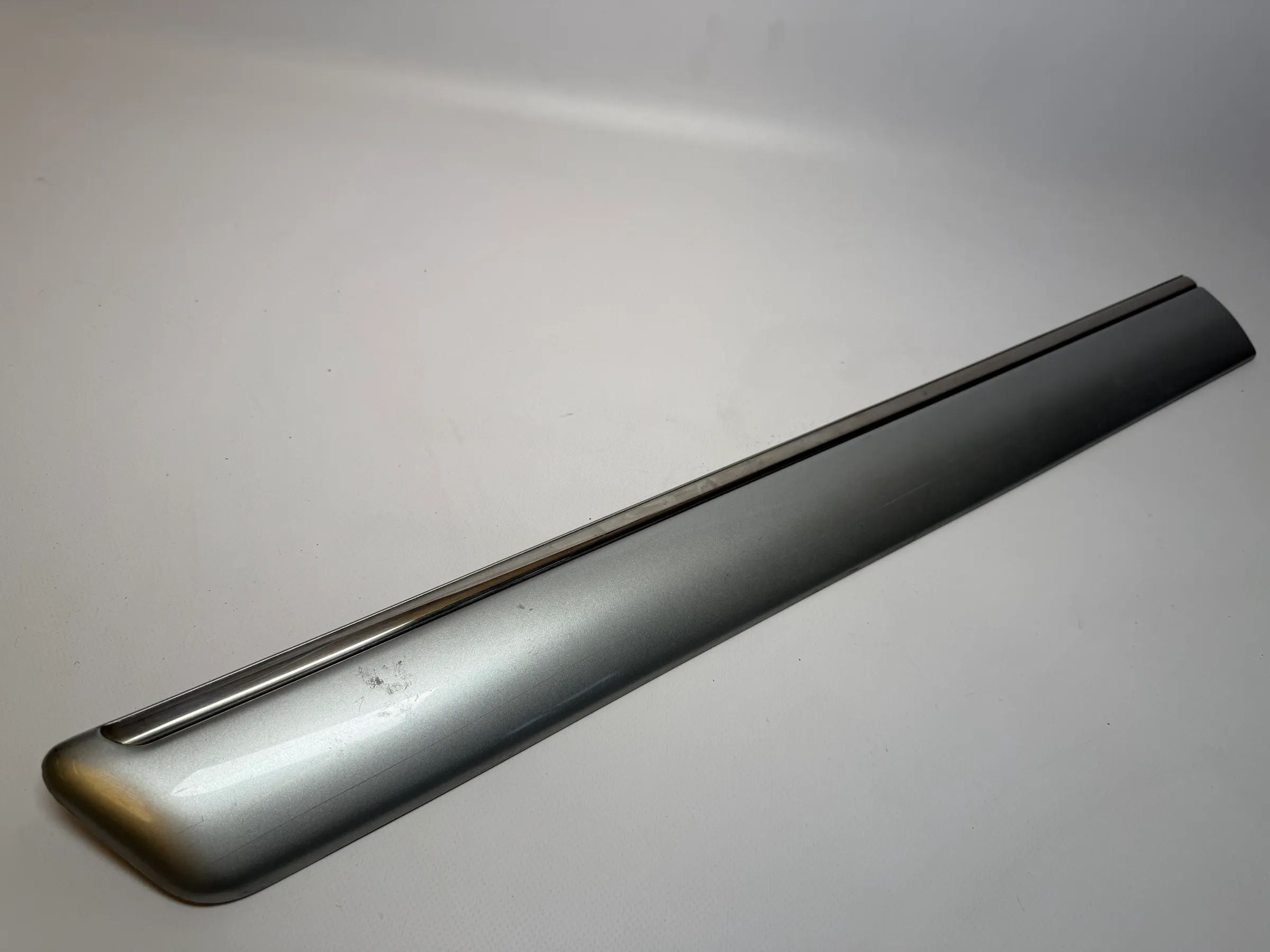 Oryginalna listwa drzwi Mercedes-Benz E-Klasse W210 srebrna prawa A2106901062