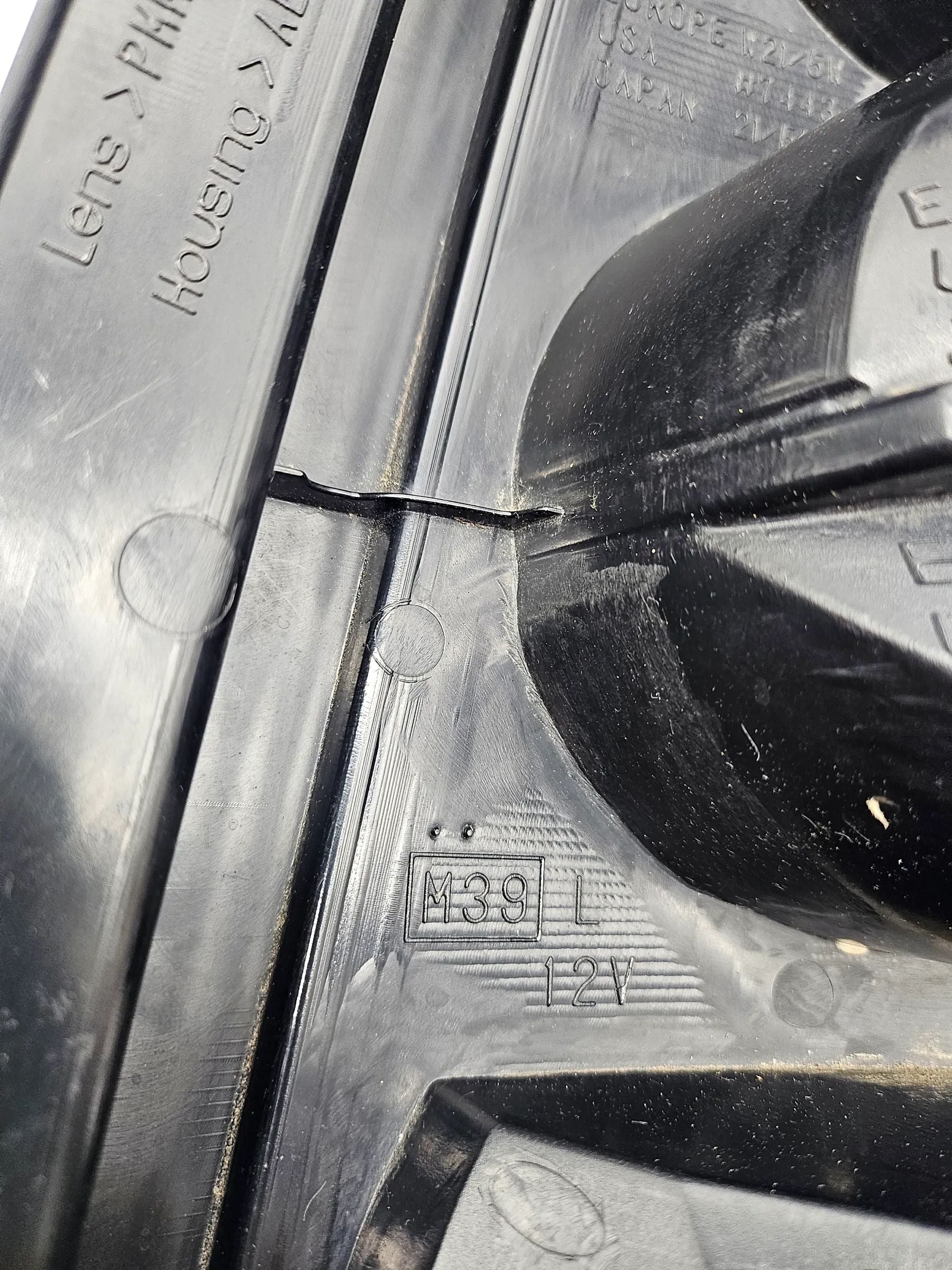 Oryginalne lewe tylne światło MAZDA MPV II (LW) 05/2002-10/2003