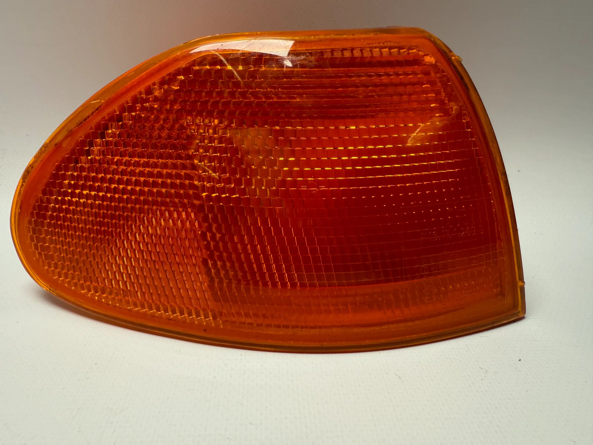 Оригинальный передний правый оранжевый поворотник Opel Astra F 91-94 90421897