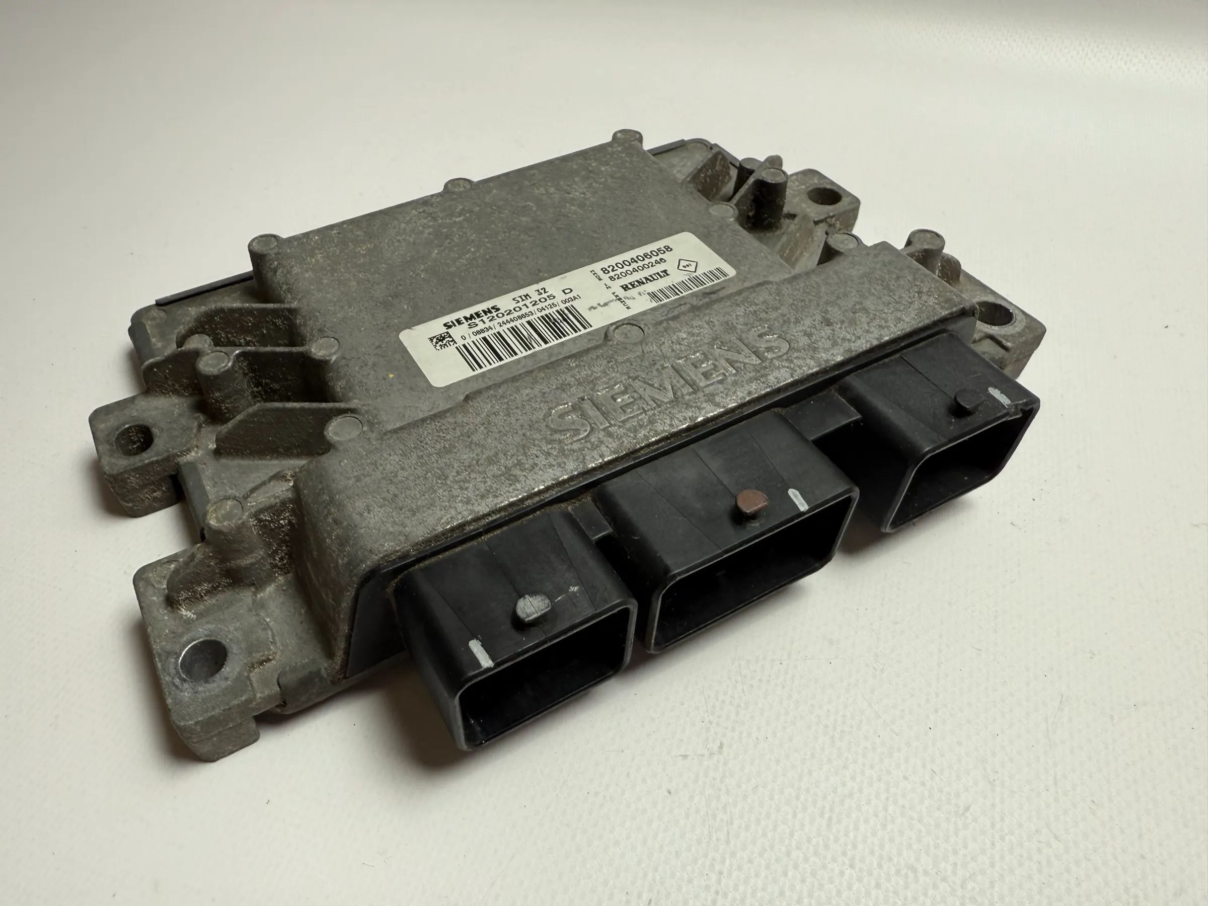 Оригинальный блок управления двигателем Renault Clio II ECU S120201205D / 8200406058 SIM32