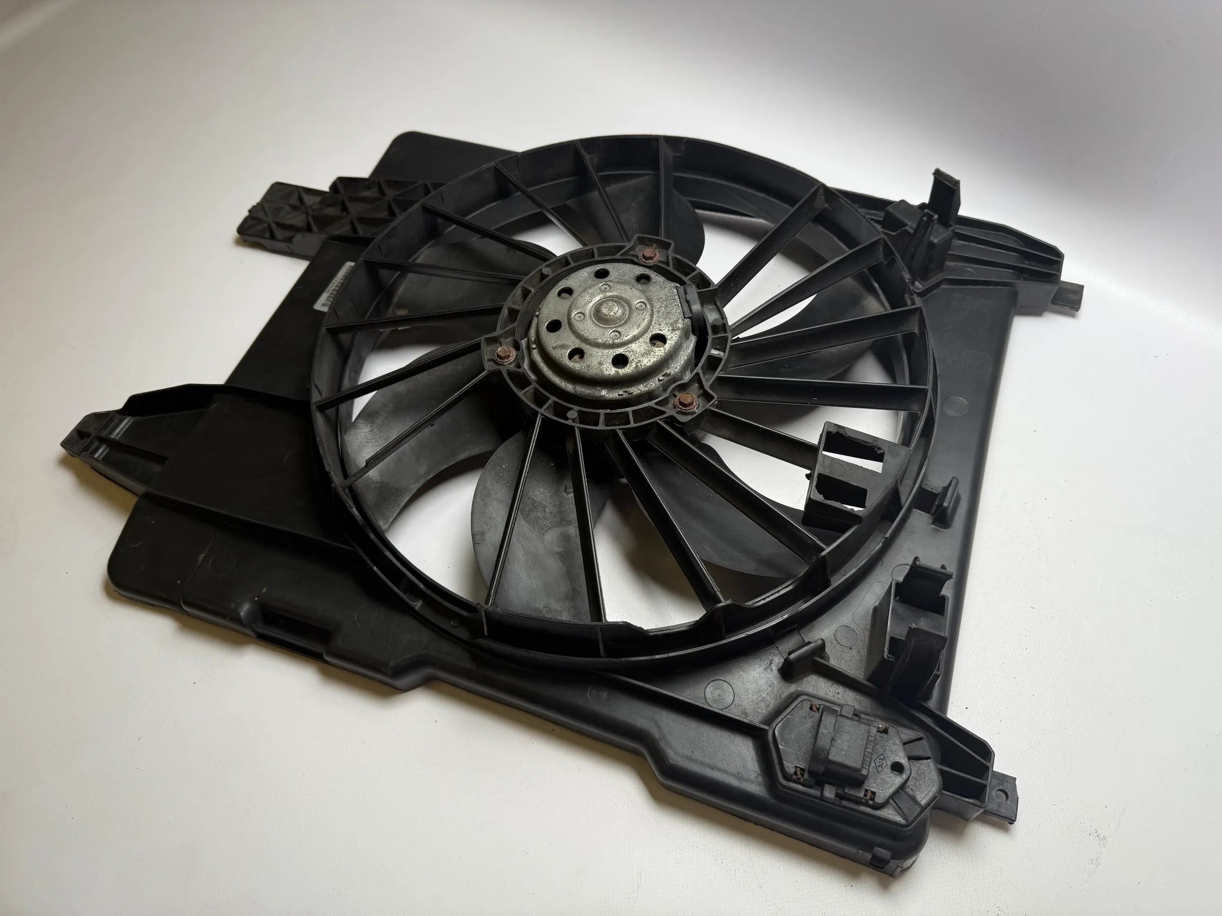 Оригинальный Вентилятор Радиатора RENAULT SCÉNIC II (JM0/1_) 2004 Электрический 8200151165