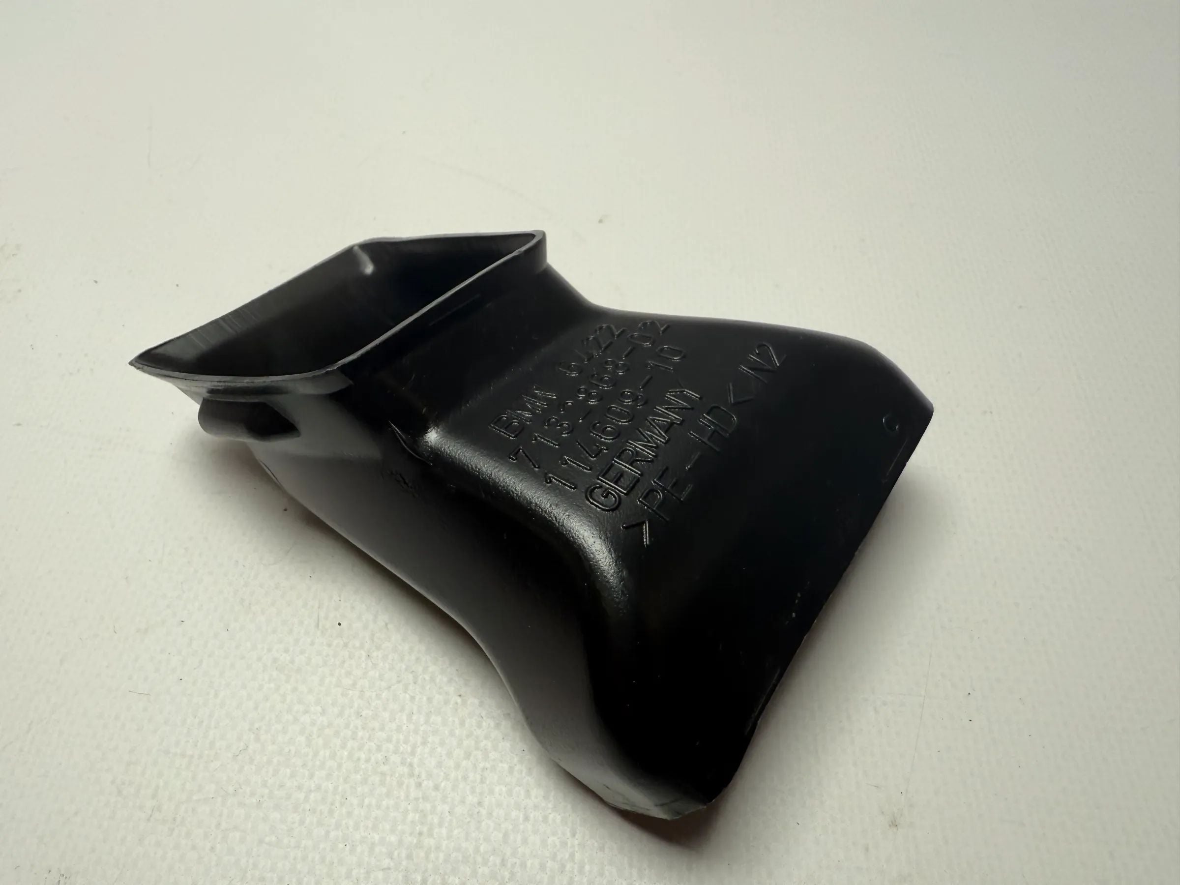 Original BMW 3 Series E90 heating duct air intake pipe 7132868-02 / 114609-10 