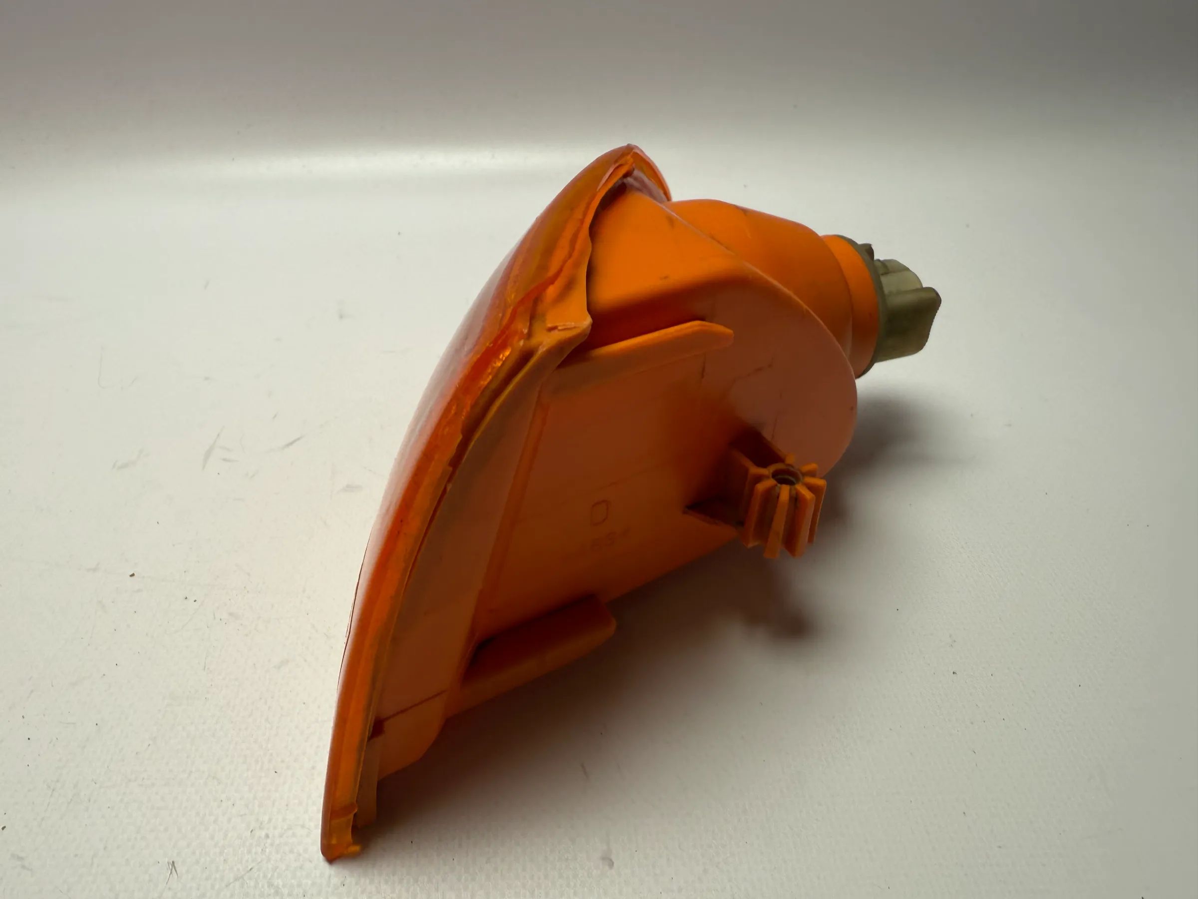 Оригинальный правый передний оранжевый указатель поворота Opel Astra F 1991-1994 90421897