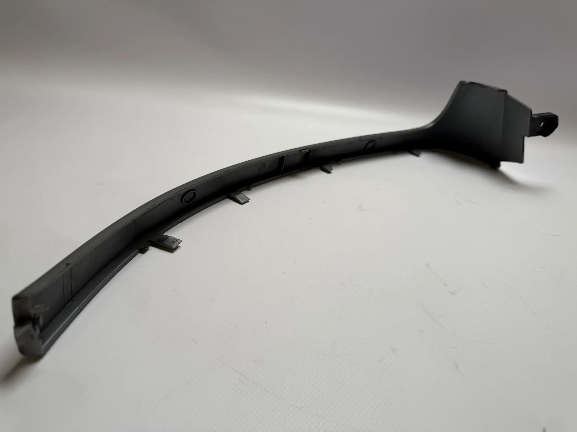 Оригинальная левая рамка крепления фар Опель Омега Б серебристая 90460437