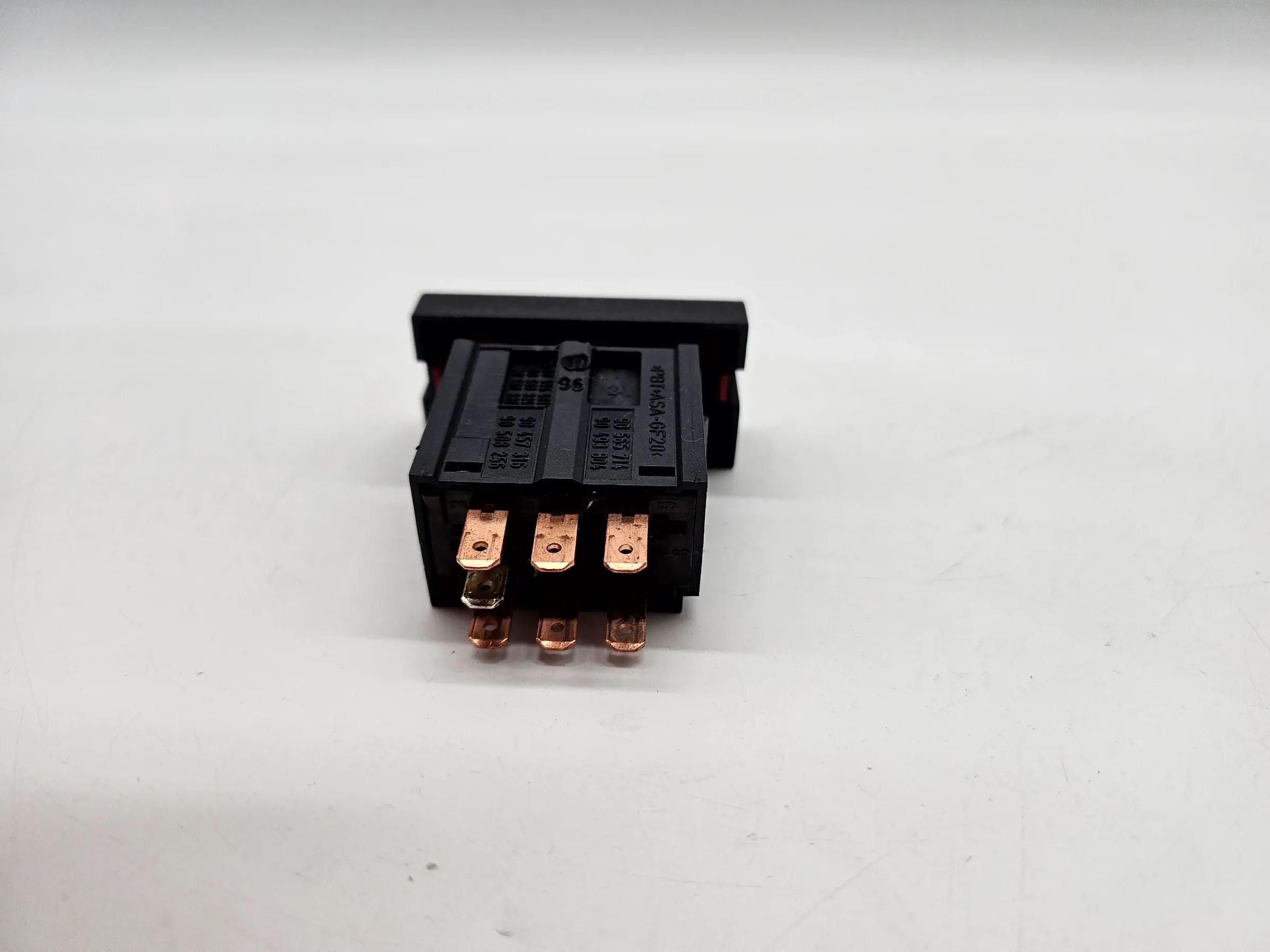 Оригинальный переключатель аварийной сигнализации Opel Vectra B 90457316