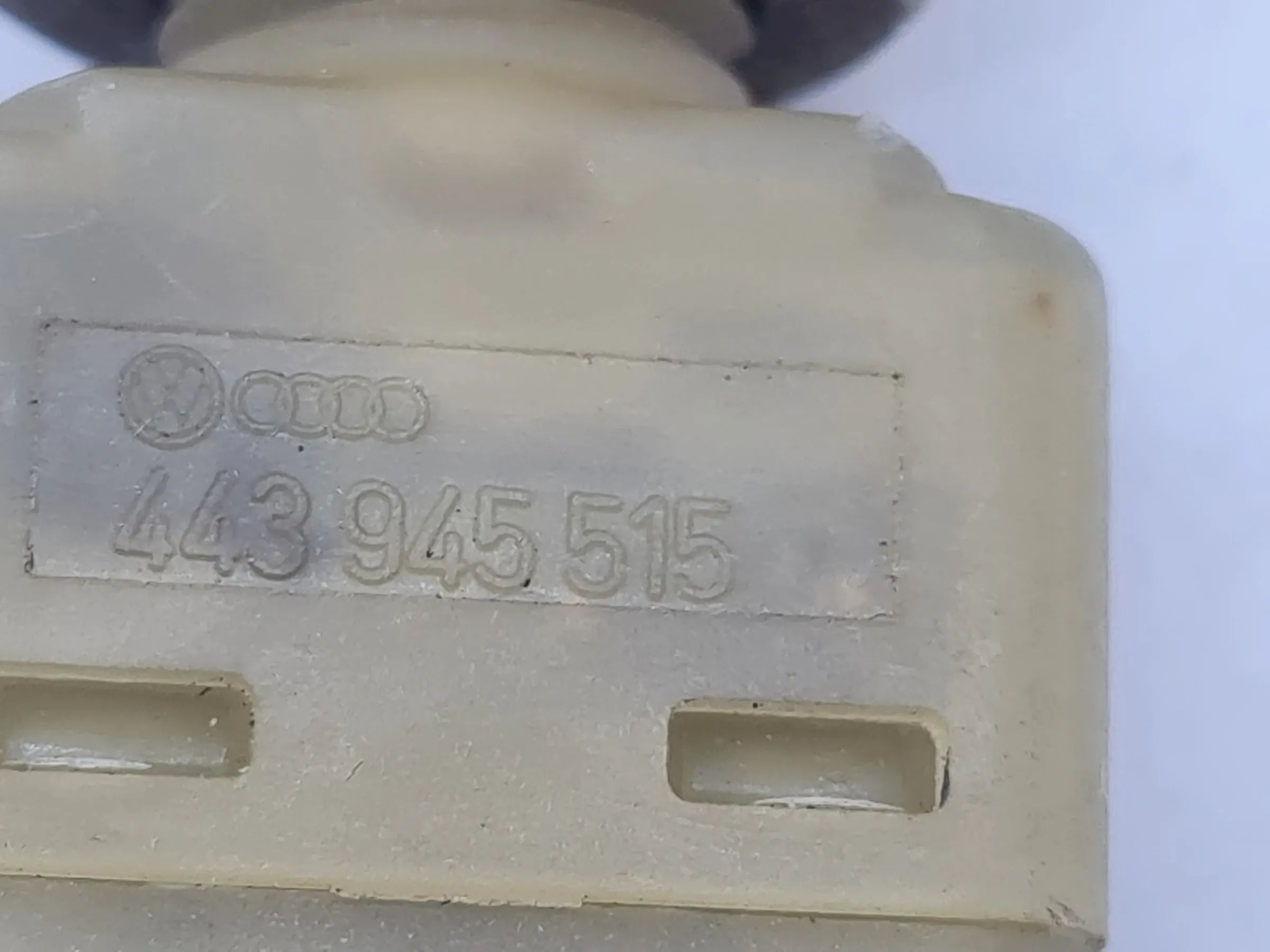 Original Audi A6 (4B2/4B4) Bremslichtschalter 443945515