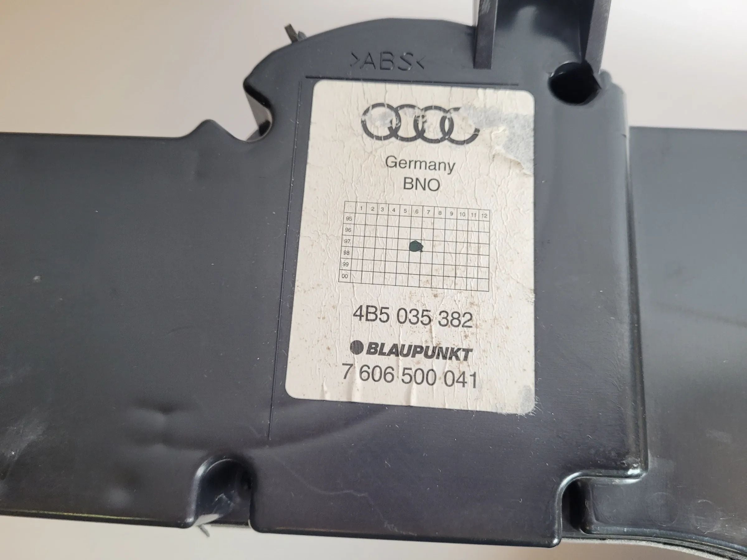 Original Audi A6 (4B2/4B4) Subwoofer Blaupunkt Rechts Hinten 4B5035382