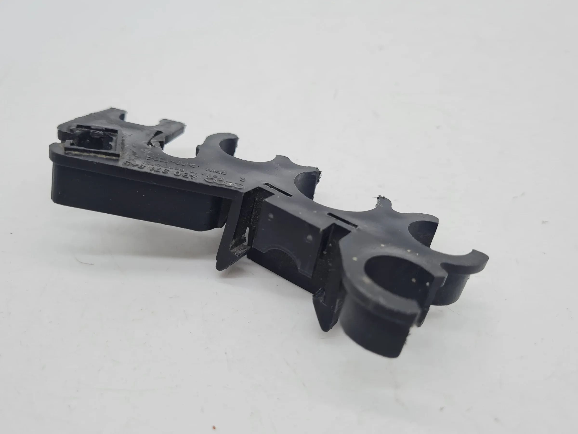 Original Audi A6 (4B2/4B4) Halter Halterung Sicherungsträger 4B0971845